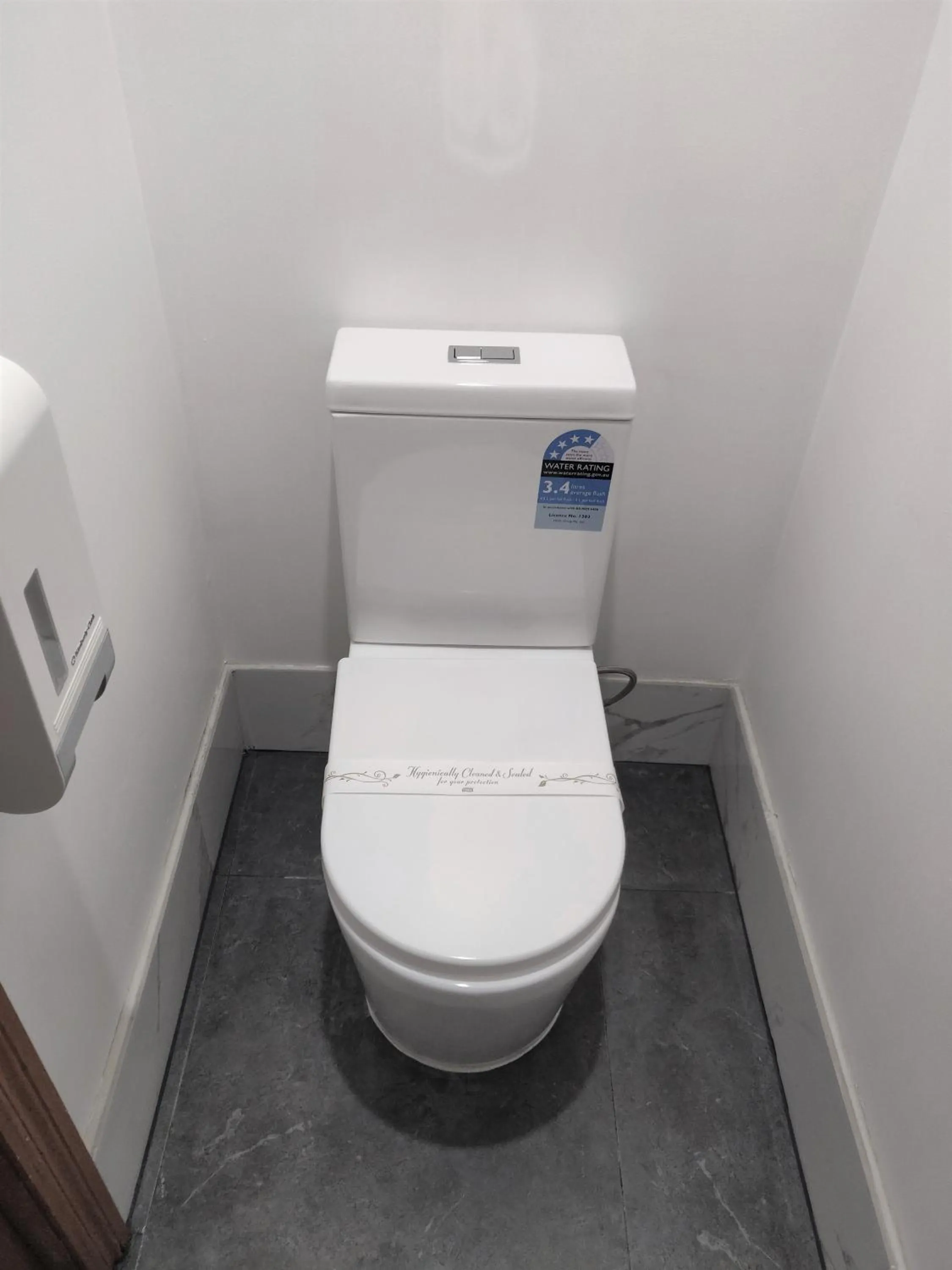 Toilet in St Georges Motor Inn