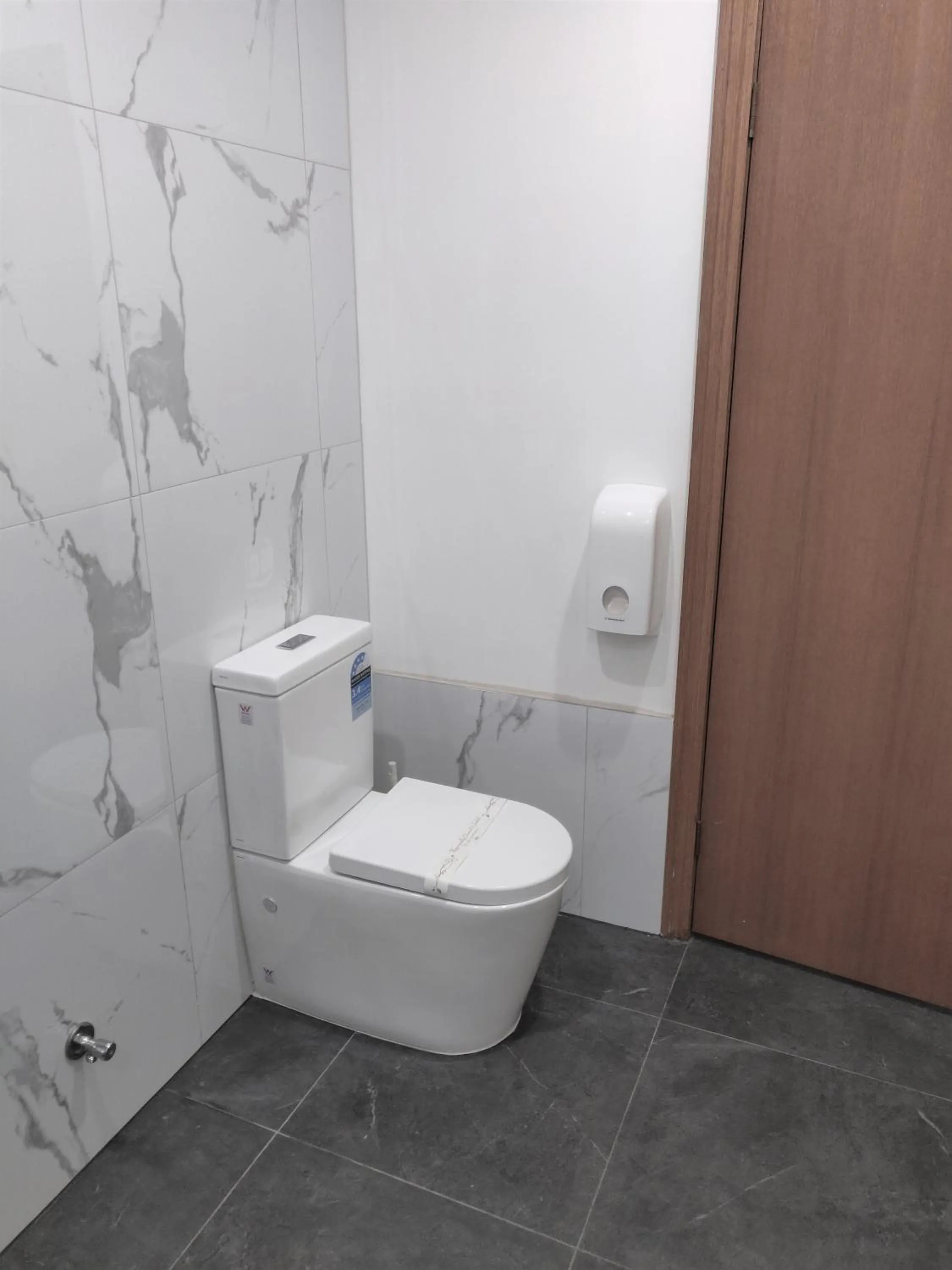 Toilet in St Georges Motor Inn