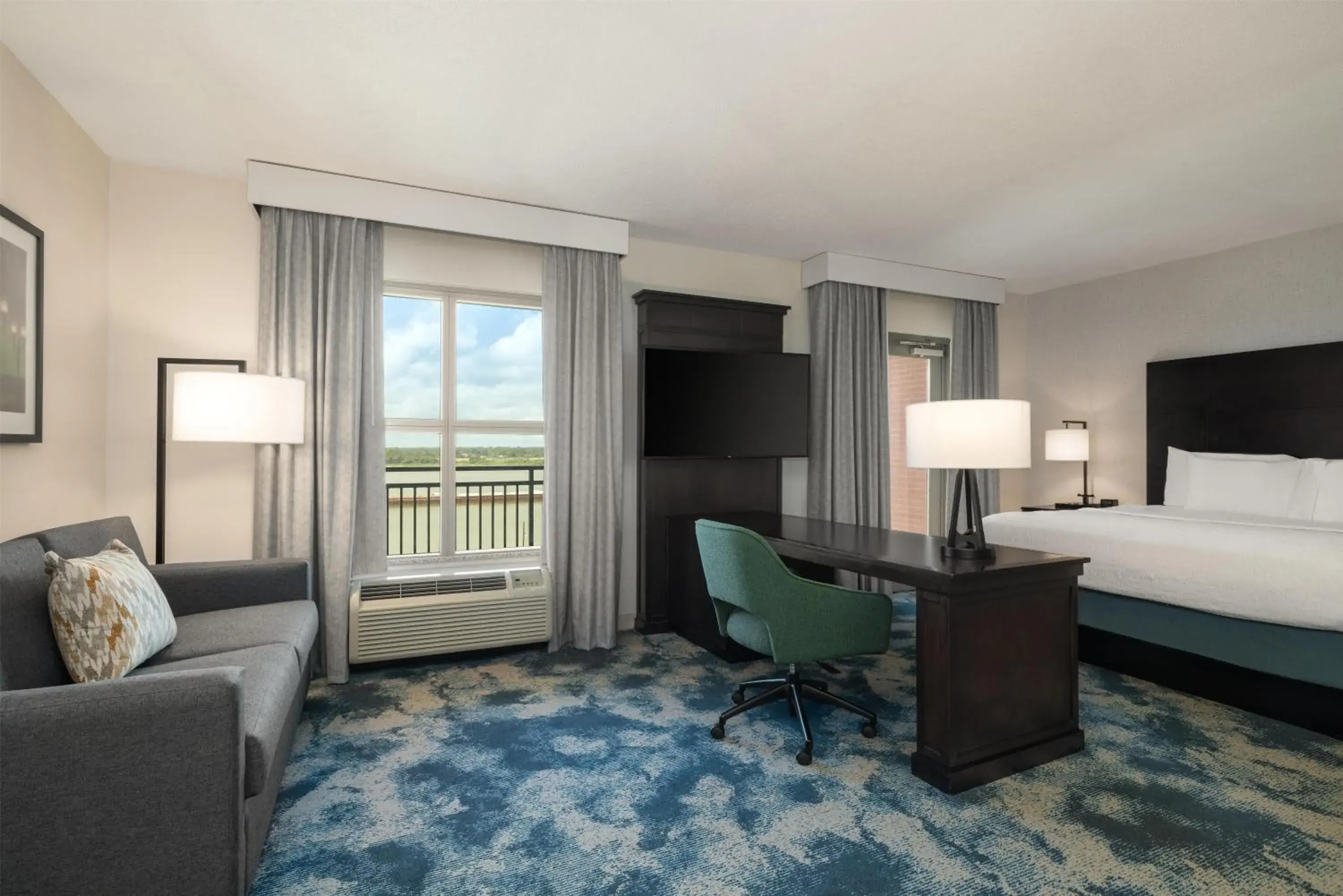 Bedroom, Bed in Hampton Inn & Suites Baton Rouge Downtown Bedroom, Bed in Hampton Inn & Suites Baton Rouge Downtown