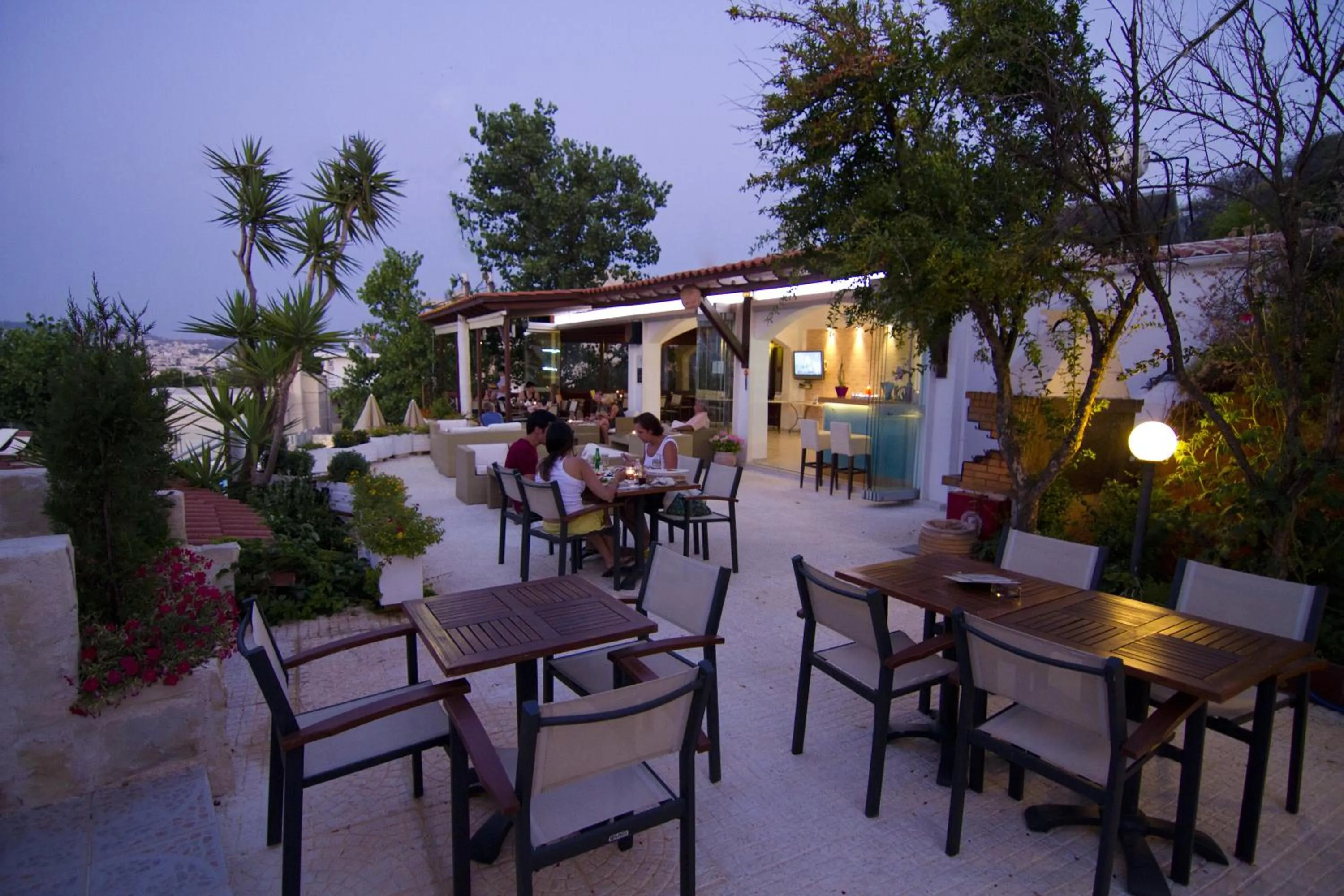 Restaurant/places to eat in Frida Apartments