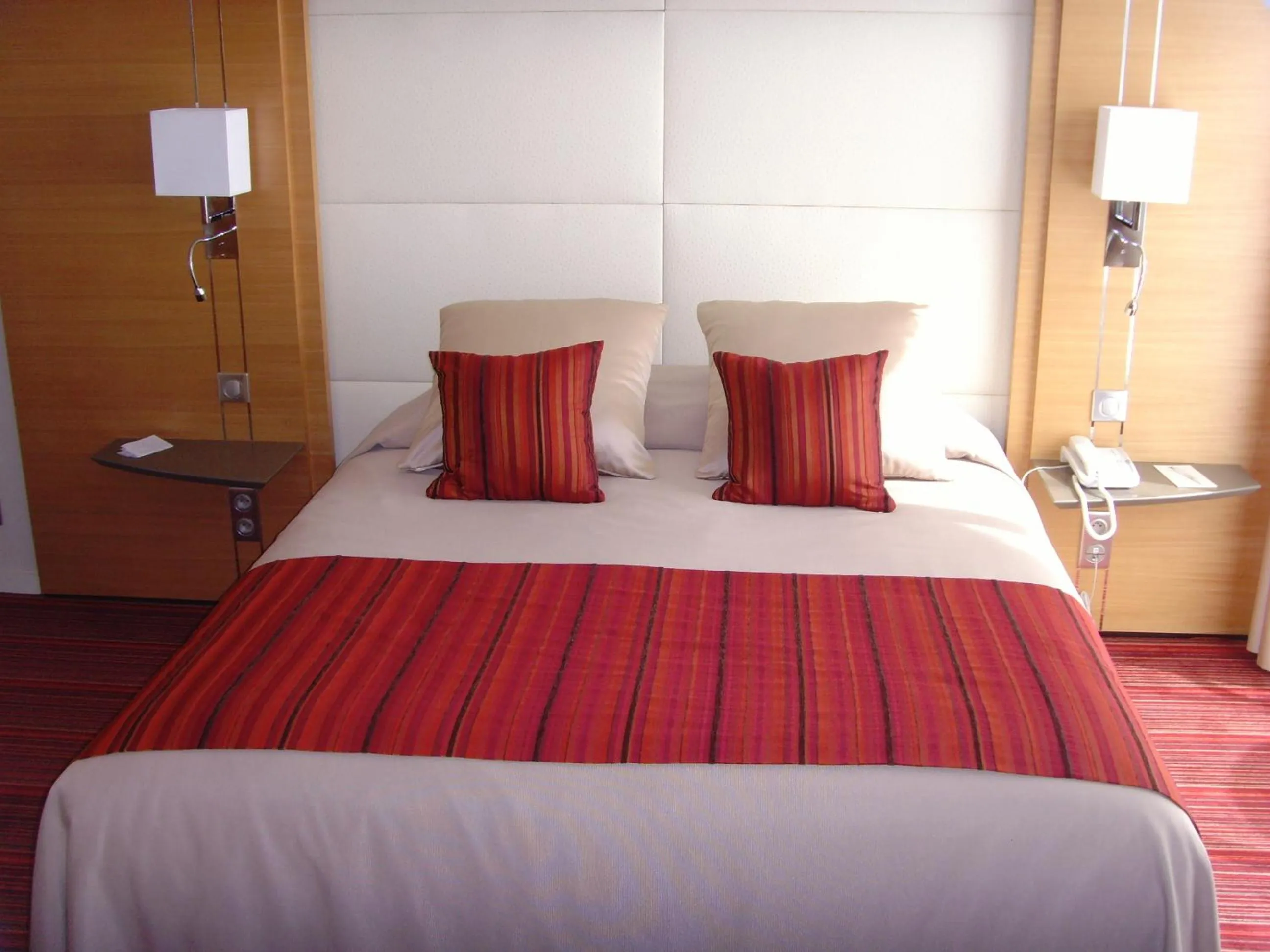 Bed in Le Churchill Hôtel & Spa