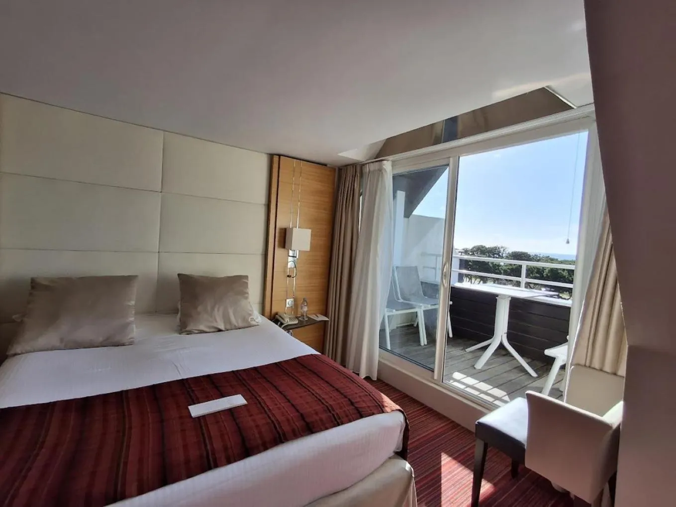 Sea view, Bed in Le Churchill Hôtel & Spa