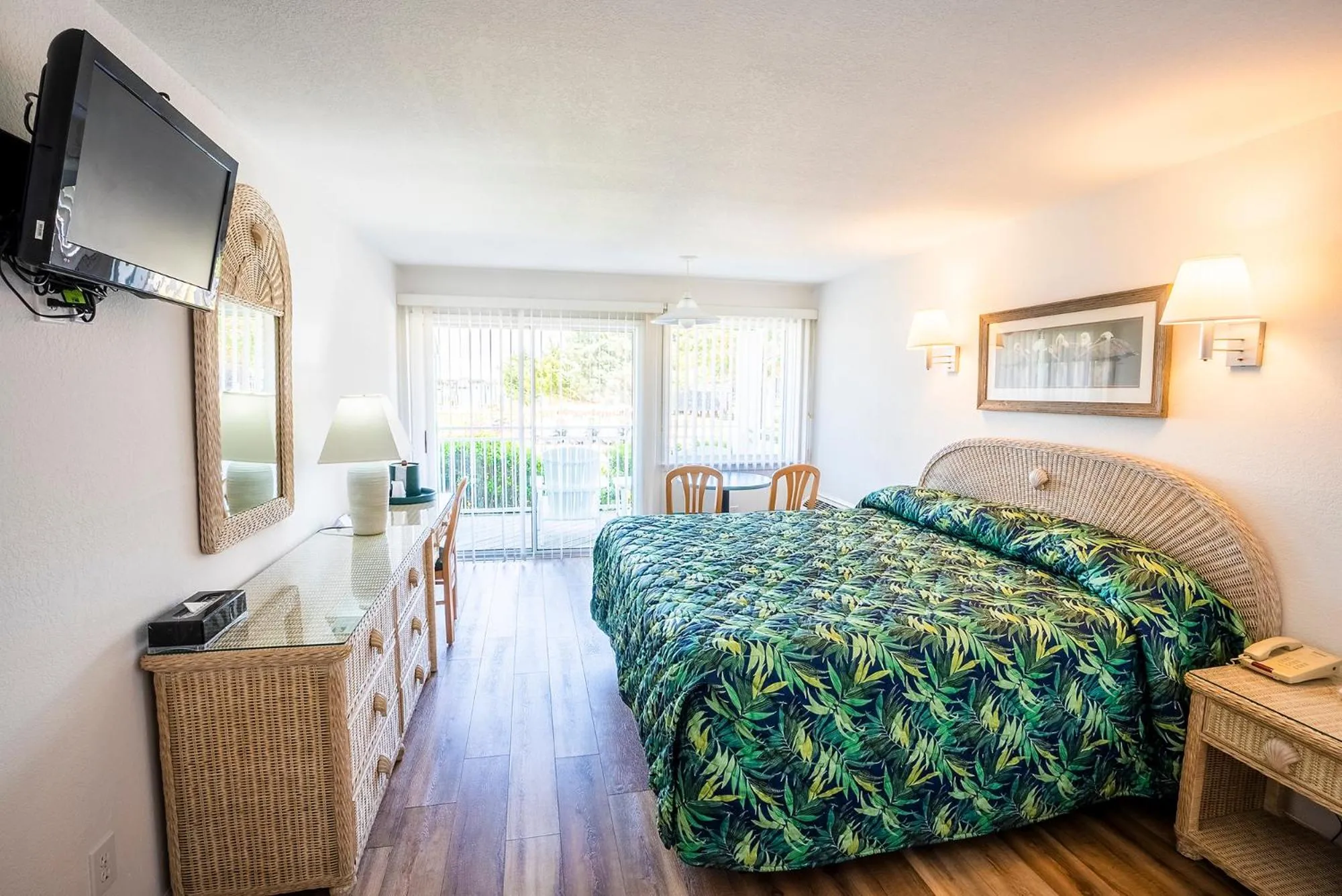 Deluxe Double Room with Balcony and Sea View in The Ocracoke Harbor Inn