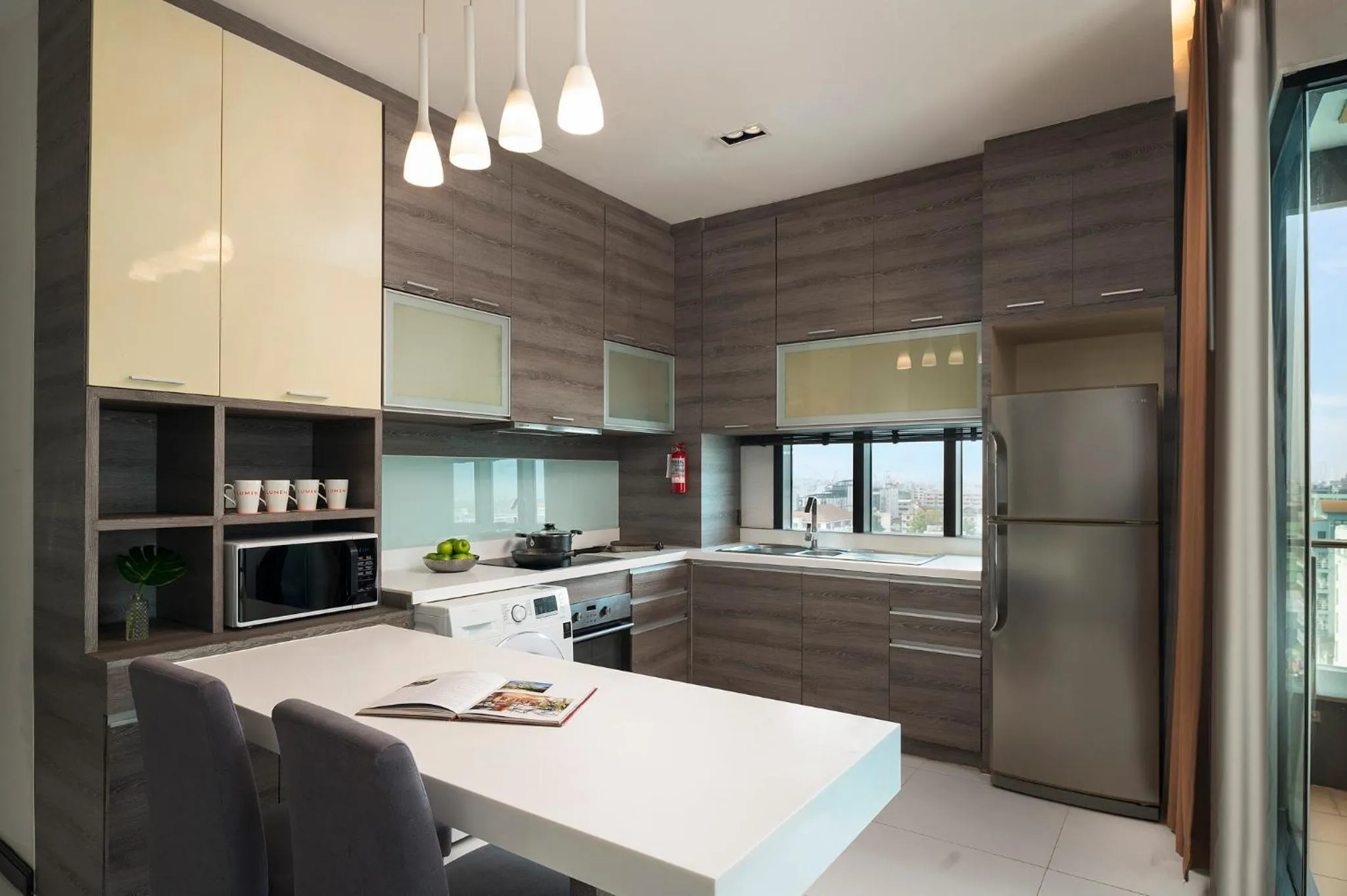 Kitchen or kitchenette in Lumen Bangkok Srinakarin