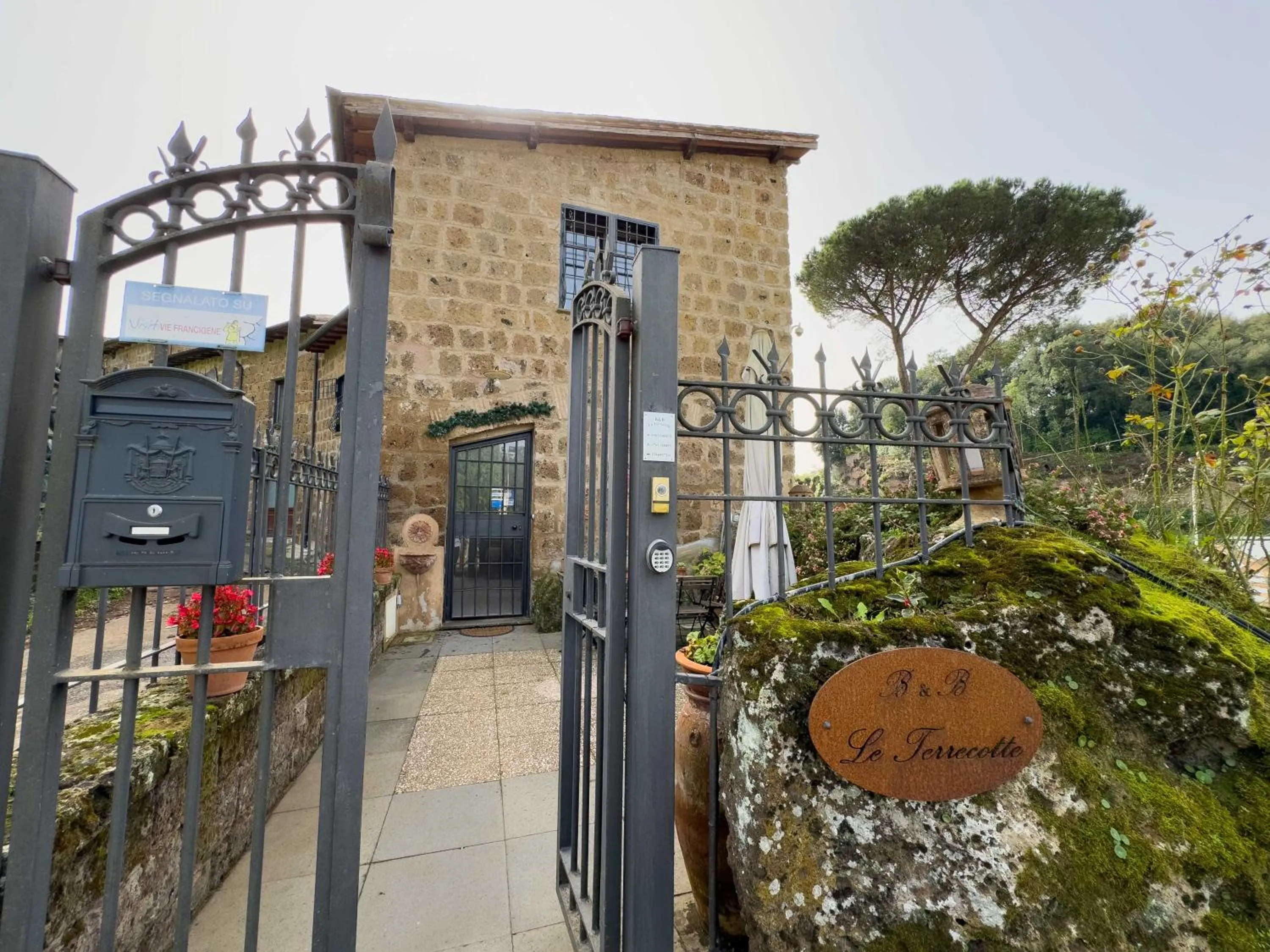 Inner courtyard view in Le Terrecotte