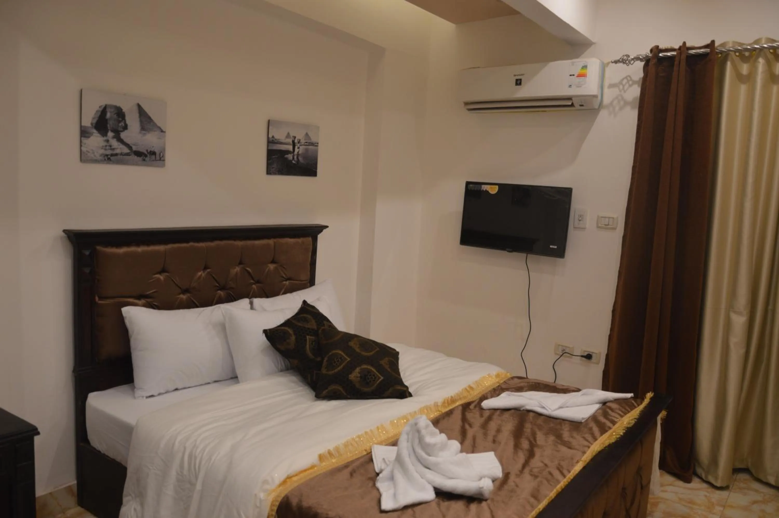 Bedroom, Bed in Pyramids Top Inn