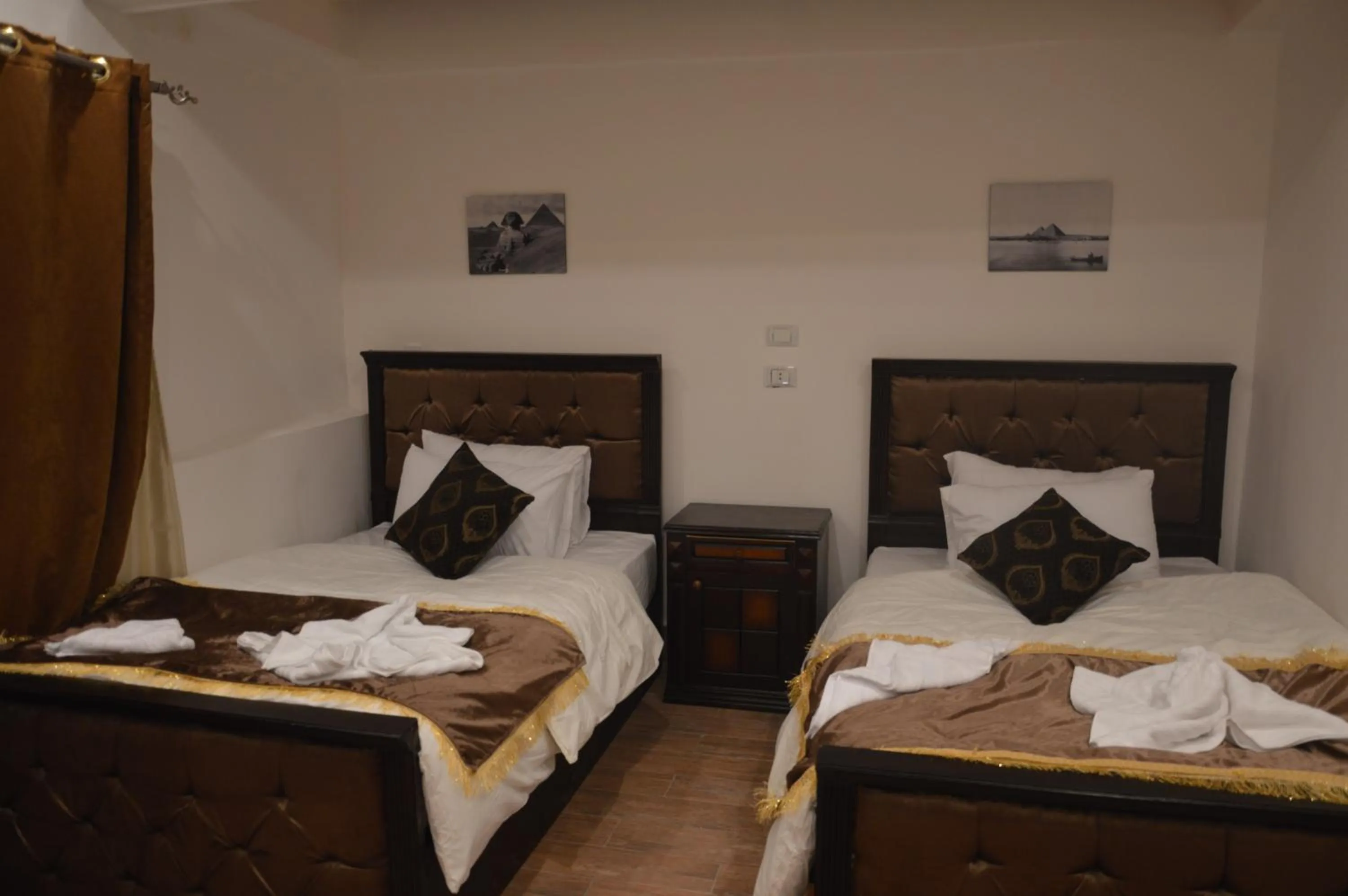 Bedroom, Bed in Pyramids Top Inn