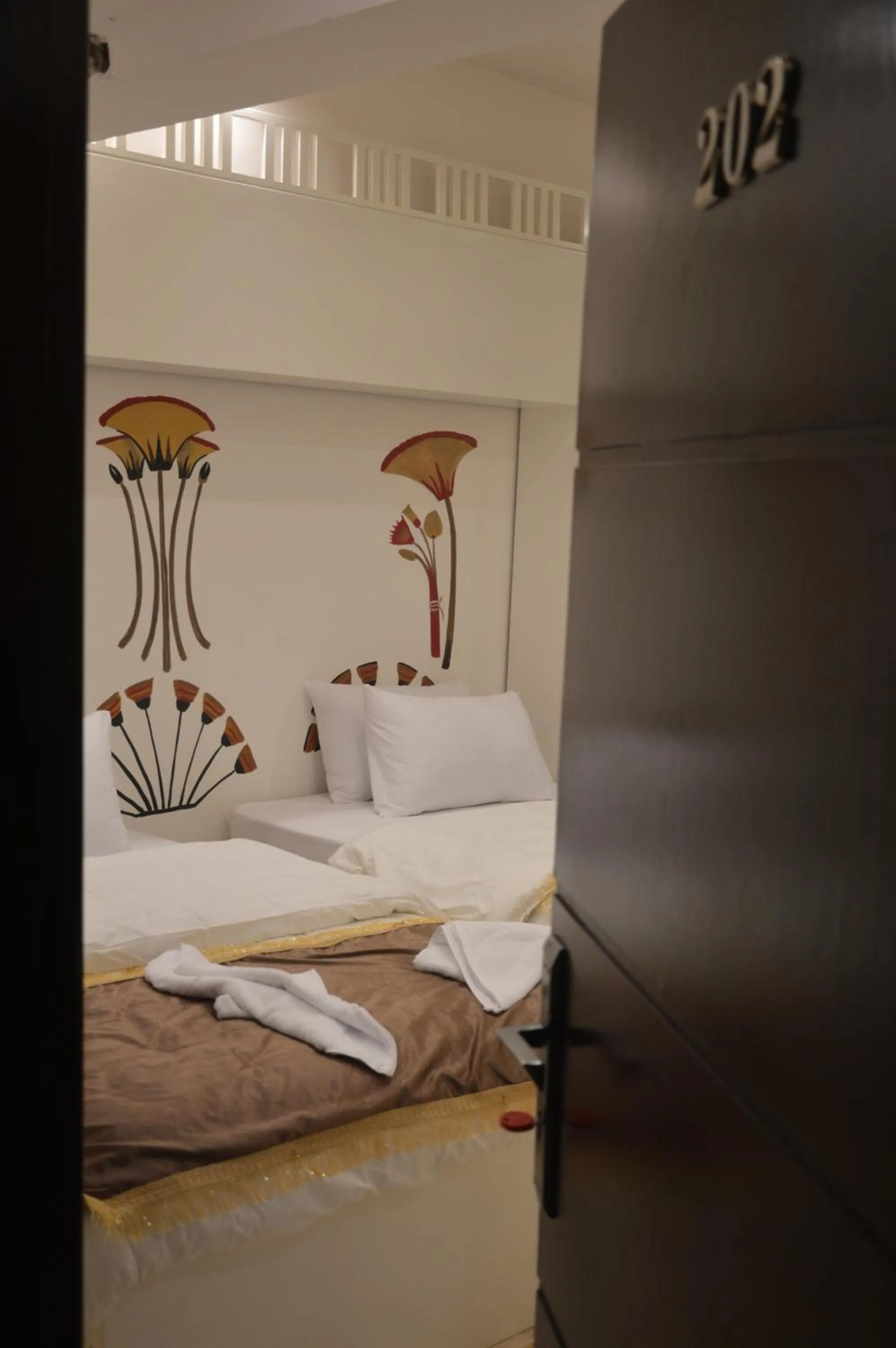 Bedroom, Bed in Pyramids Top Inn