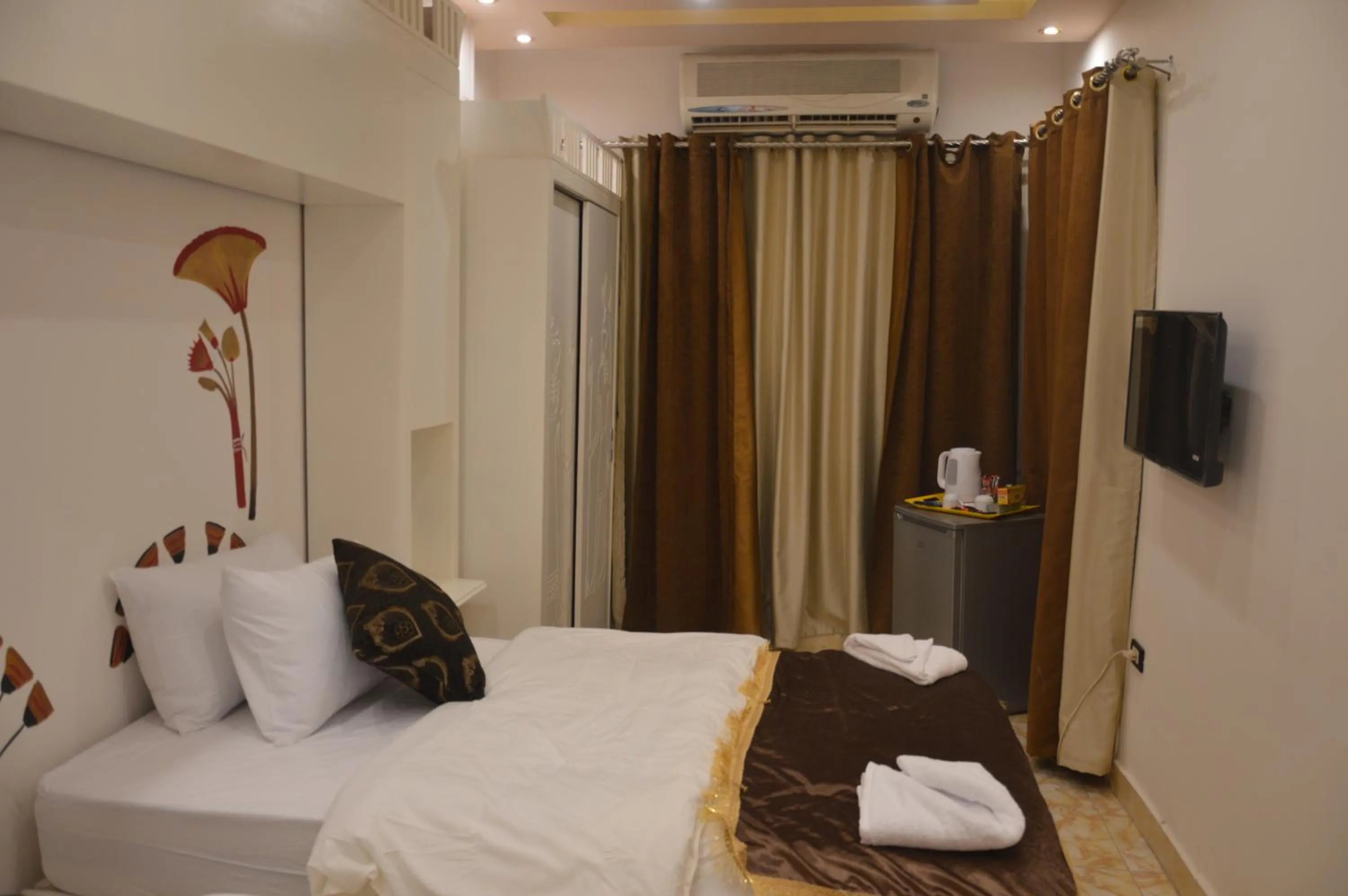 Bed in Pyramids Top Inn