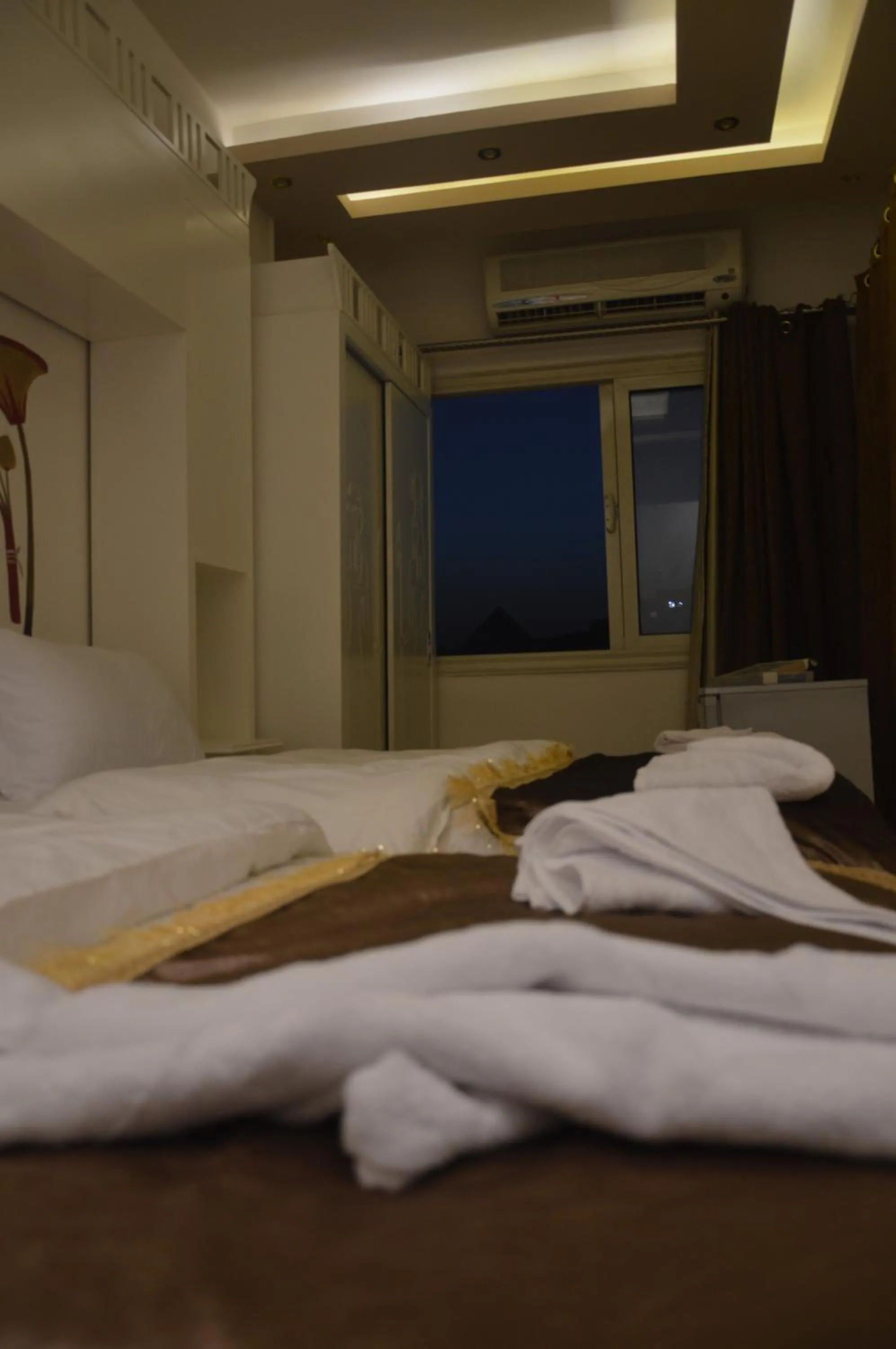 Bed in Pyramids Top Inn