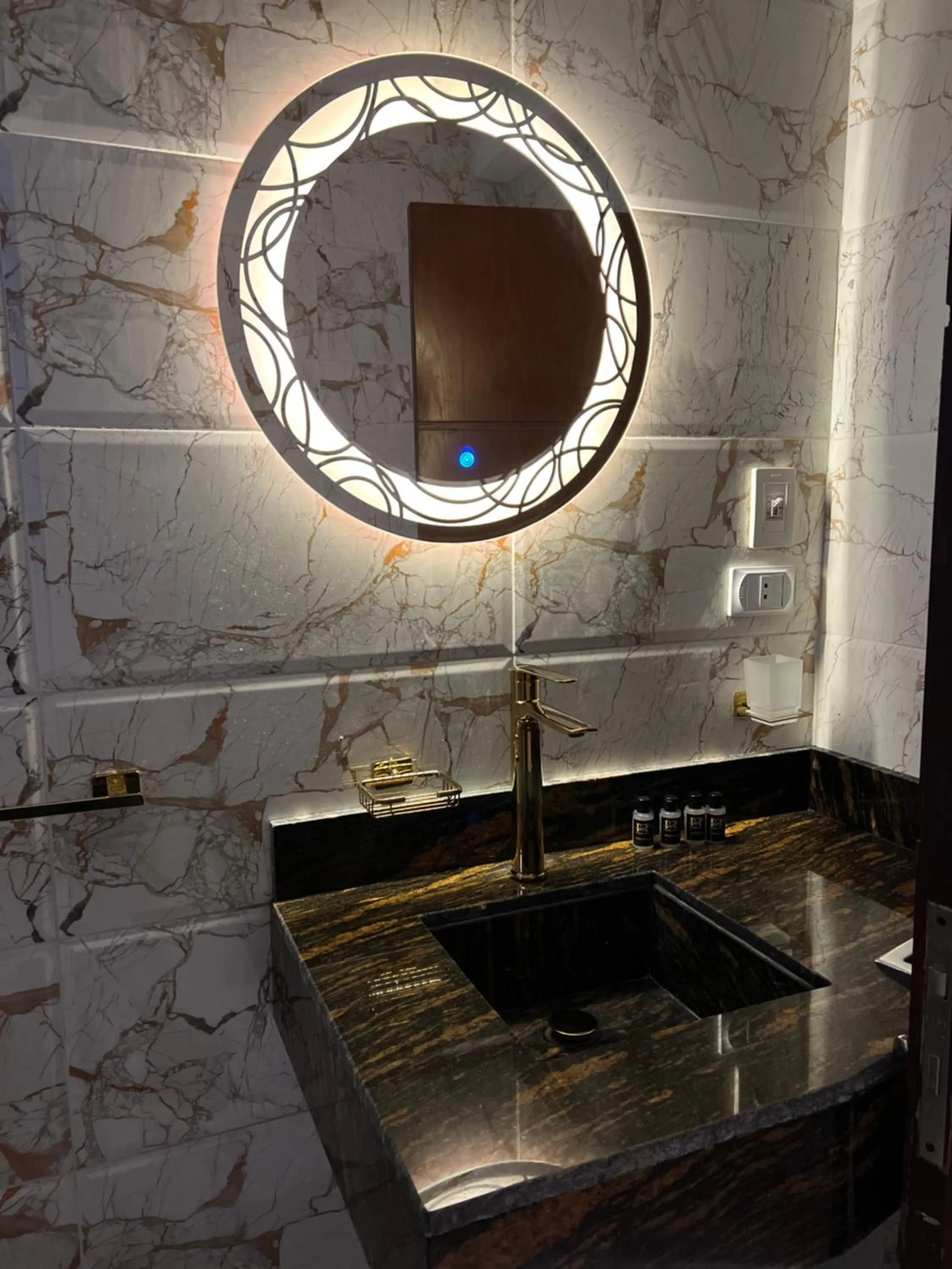 Bathroom in Pyramids Top Inn