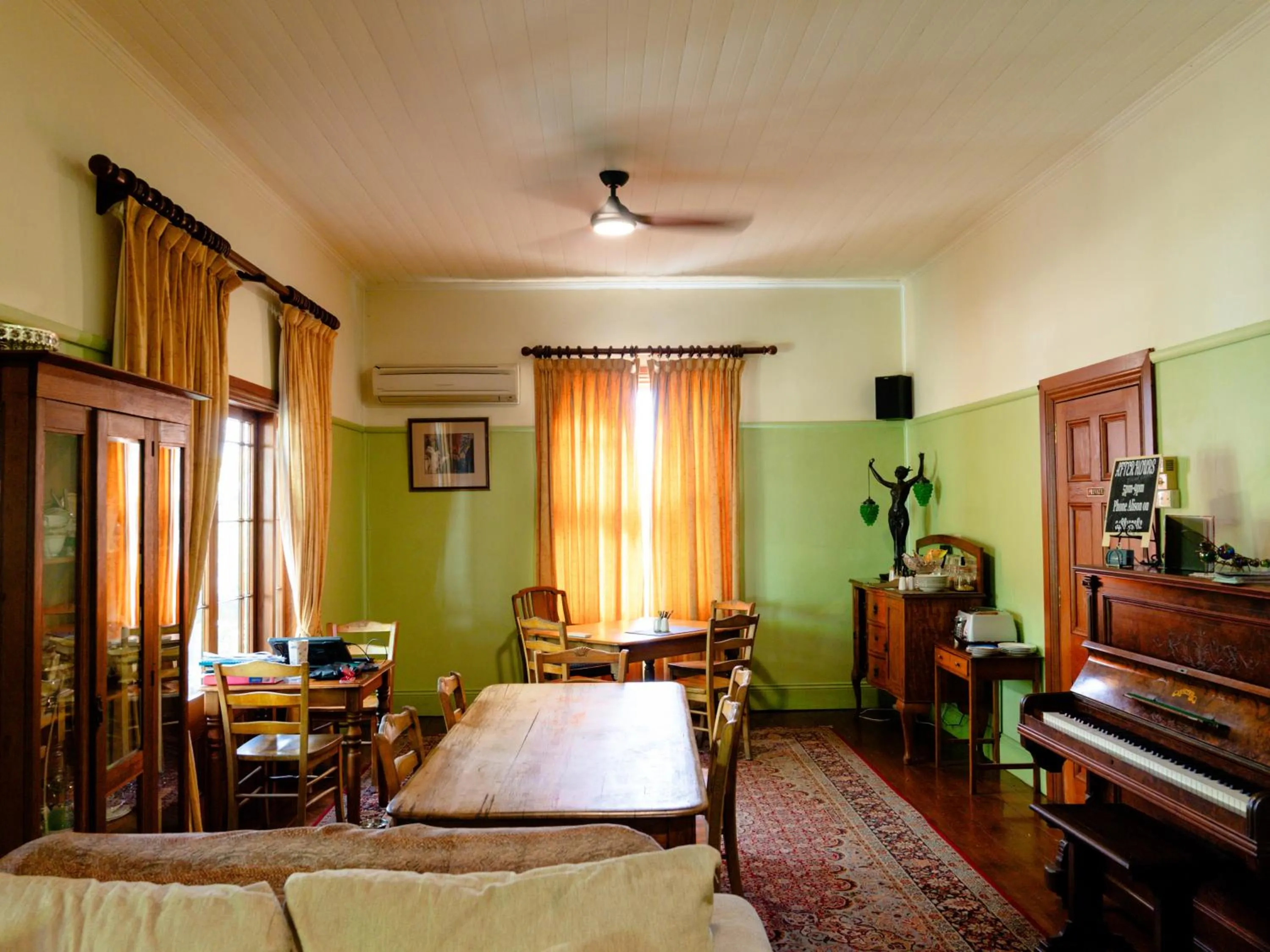 Restaurant/places to eat, Bed in Maddies of Bolwarra