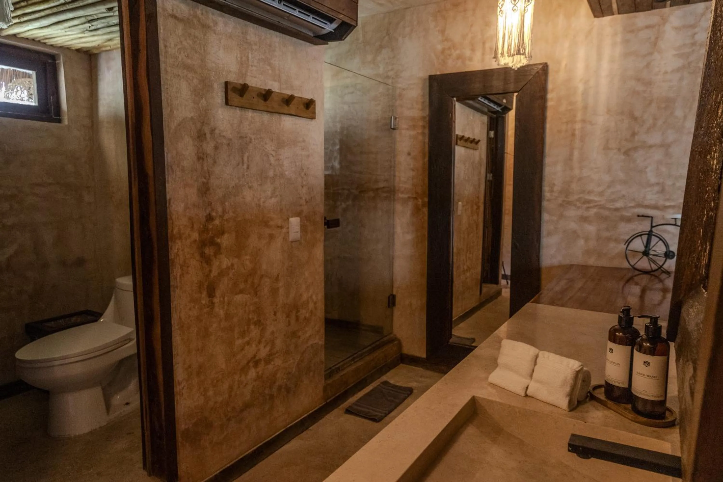 Shower in Mayan Monkey Isla Mujeres - Social Hotel