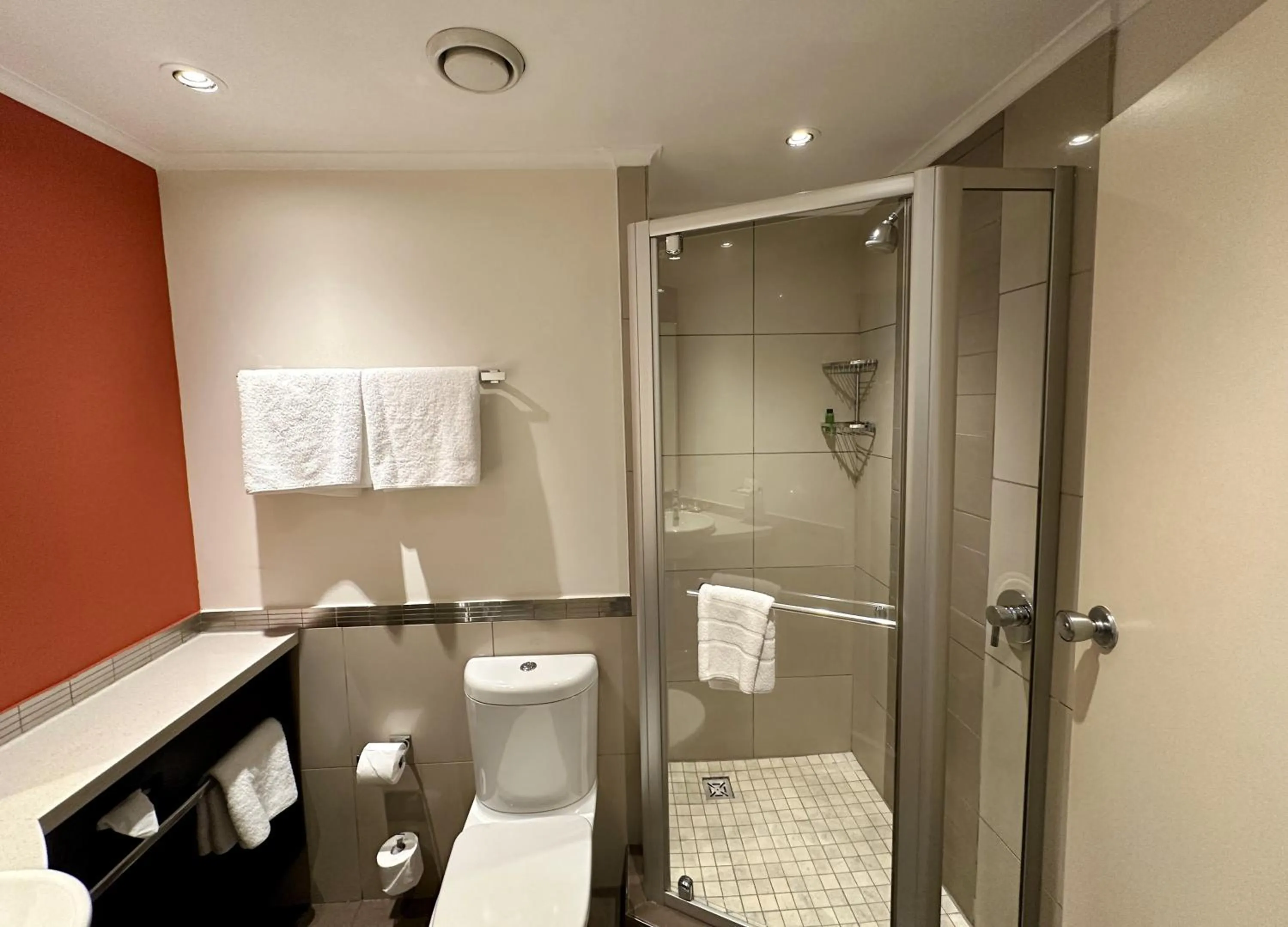 Shower in Garden Court Nelson Mandela Boulevard