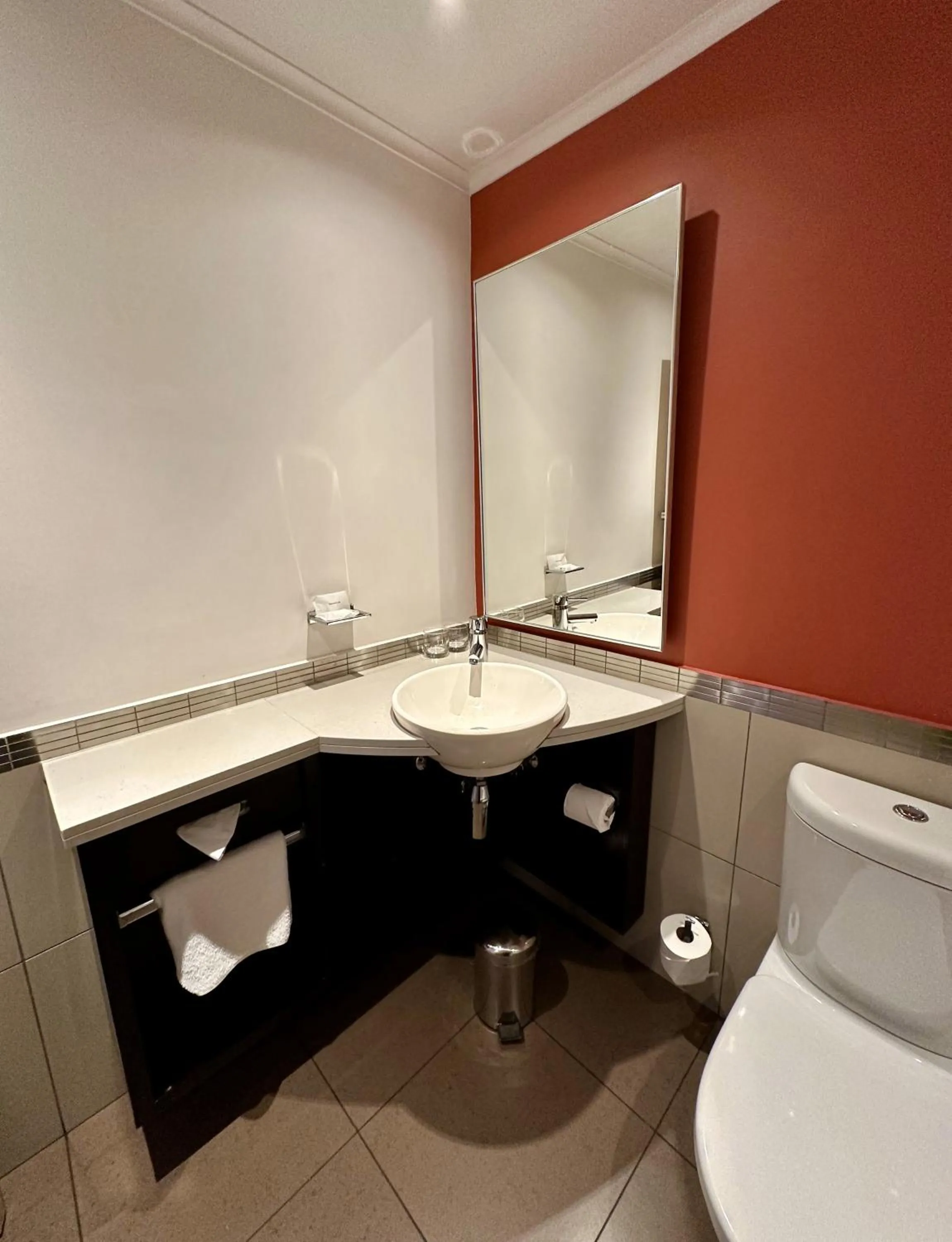 Bathroom in Garden Court Nelson Mandela Boulevard