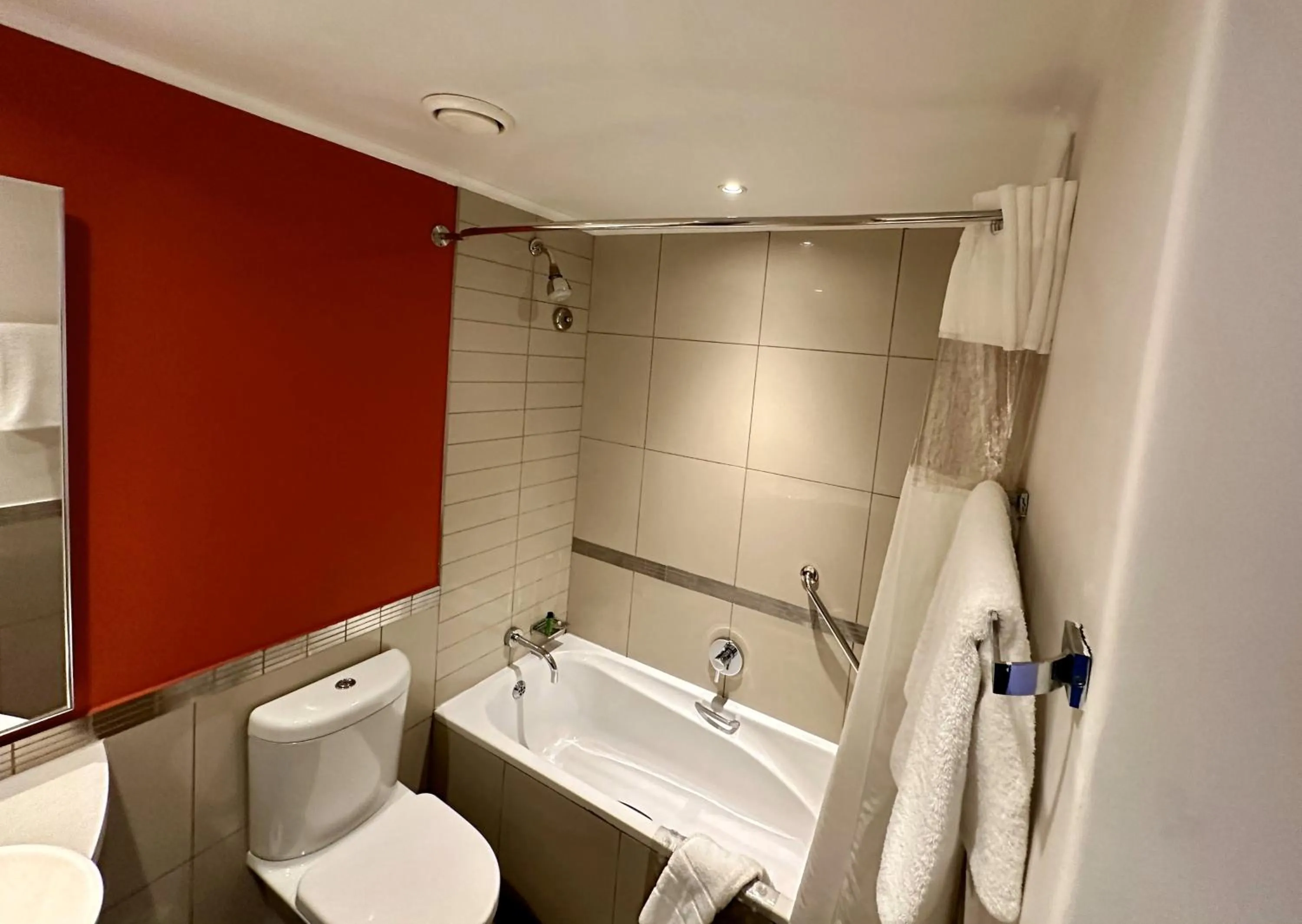 Bathroom in Garden Court Nelson Mandela Boulevard