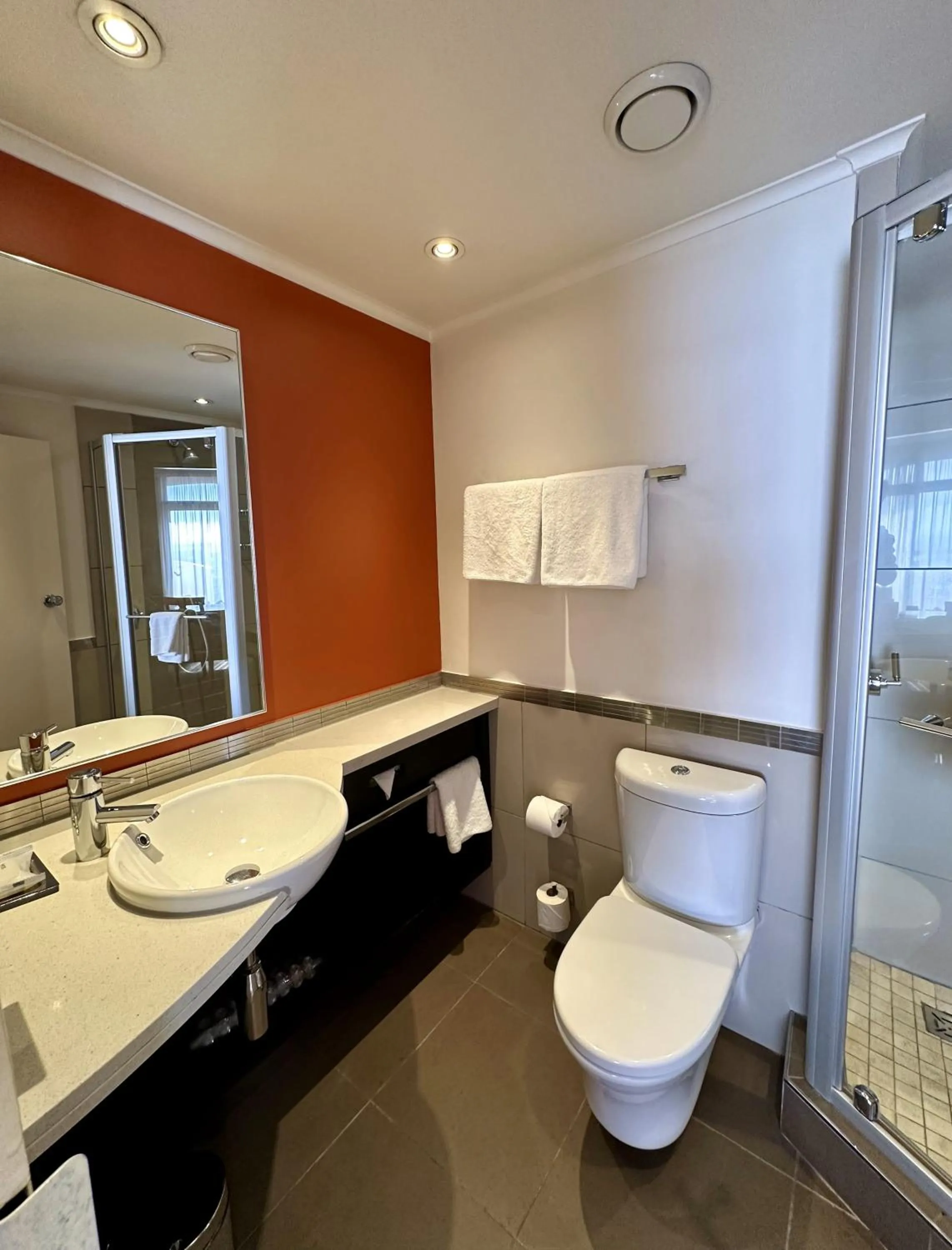 Shower in Garden Court Nelson Mandela Boulevard