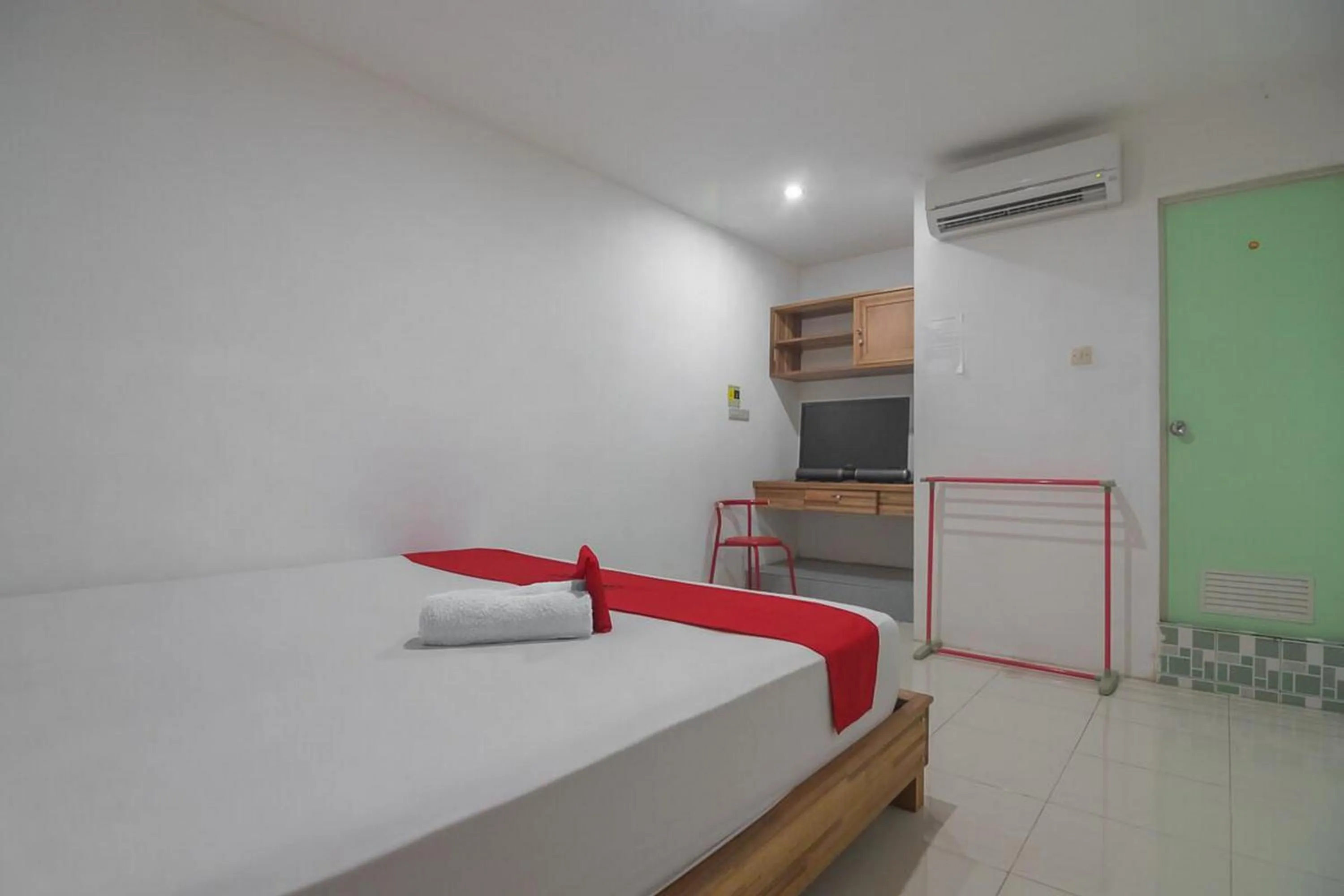 Bedroom, Bed in RedDoorz near Gajah Mada Pontianak
