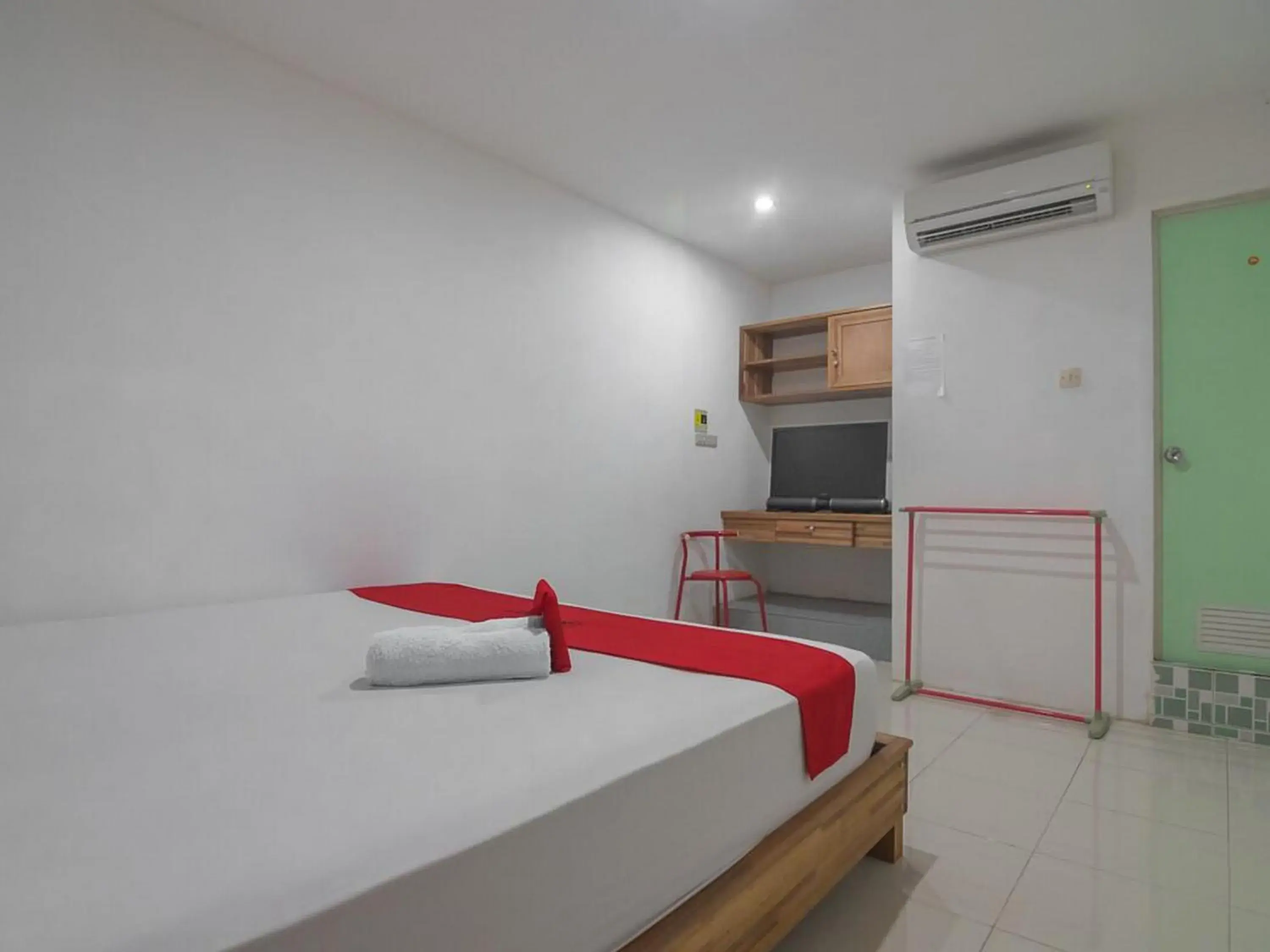 Bedroom, Bed in RedDoorz near Gajah Mada Pontianak Bedroom, Bed in RedDoorz near Gajah Mada Pontianak