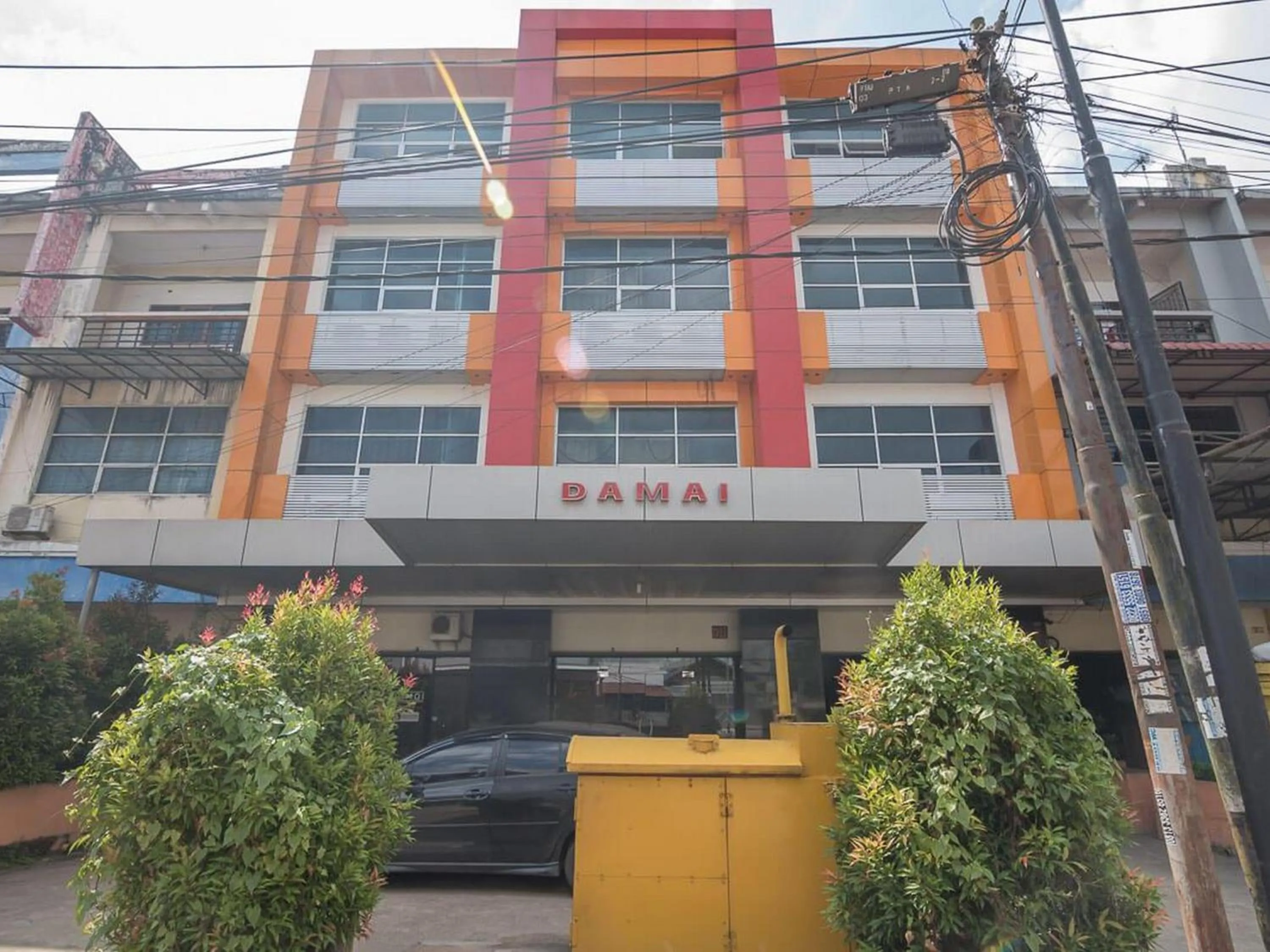 Facade/entrance in RedDoorz near Gajah Mada Pontianak