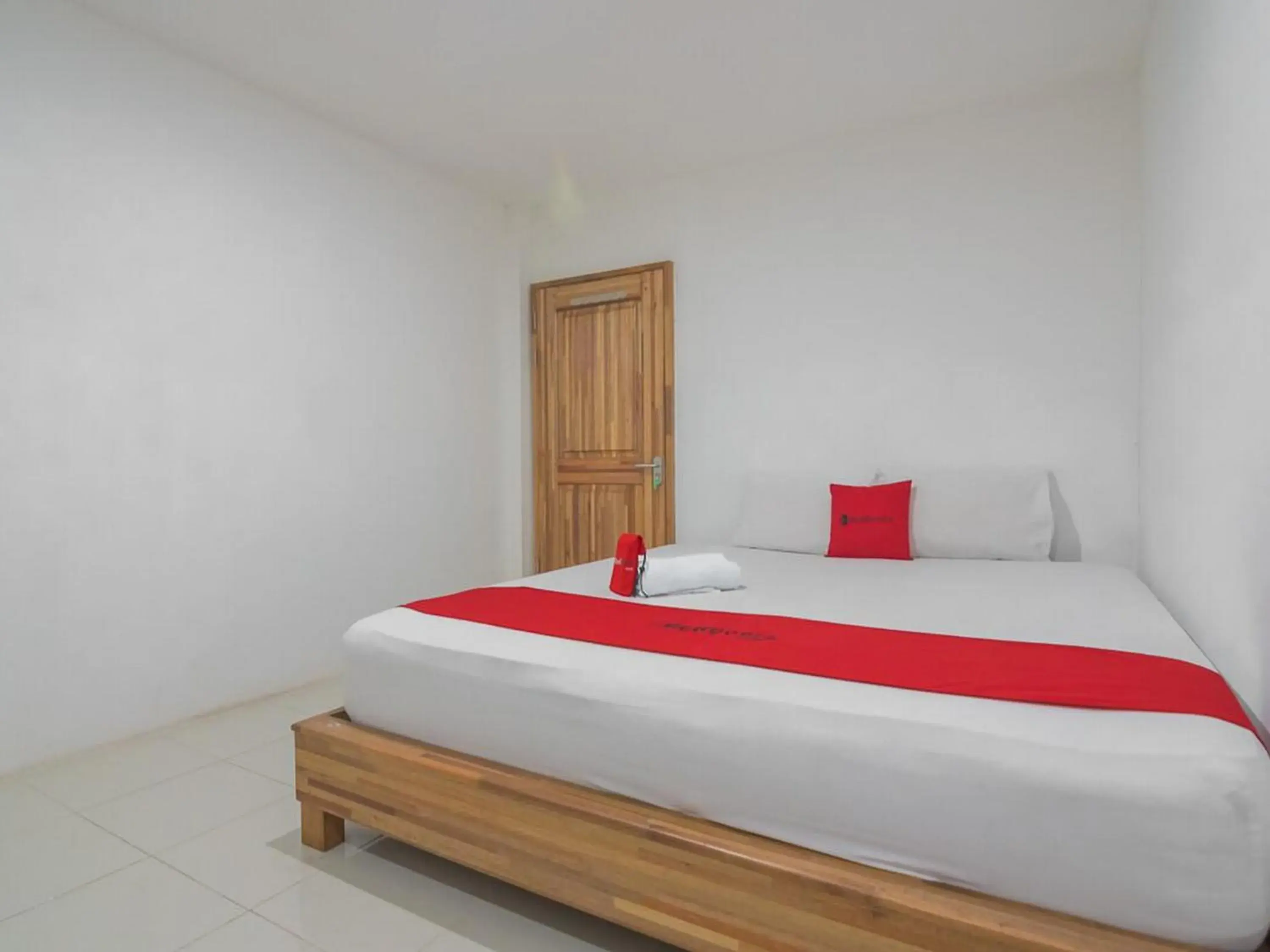 Bedroom, Bed in RedDoorz near Gajah Mada Pontianak Bedroom, Bed in RedDoorz near Gajah Mada Pontianak
