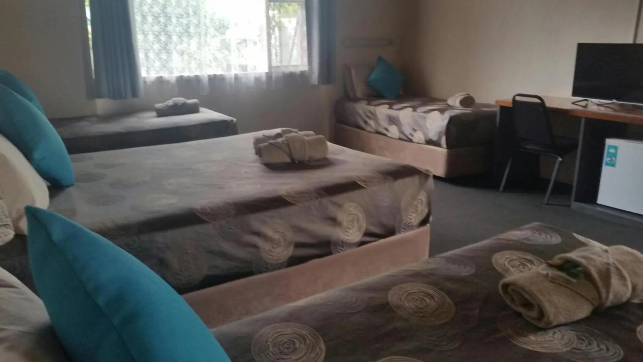 Photo of the whole room, Bed in Copper City Motel