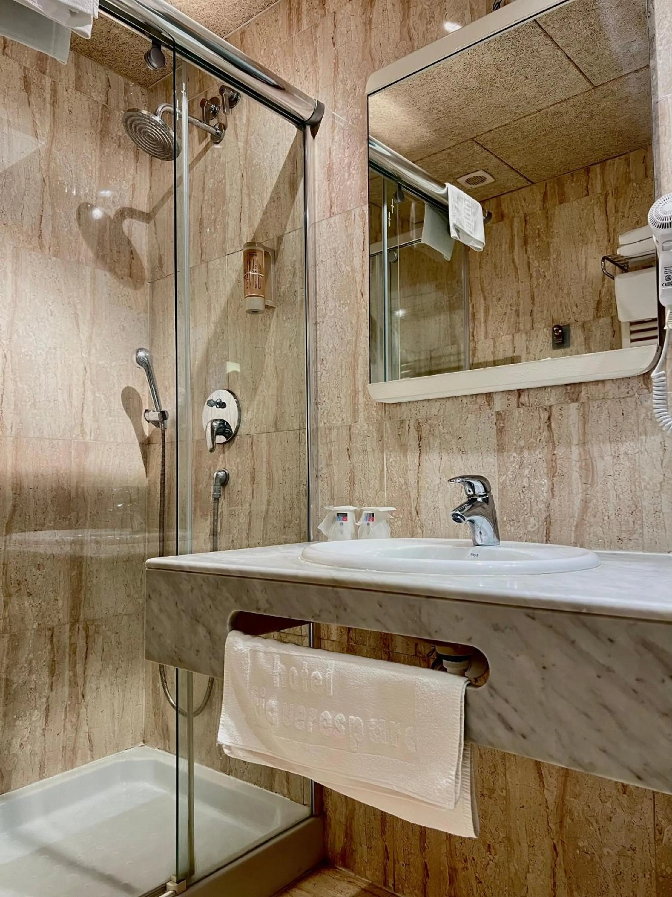 Shower in Hotel & Restaurant Figueres Parc