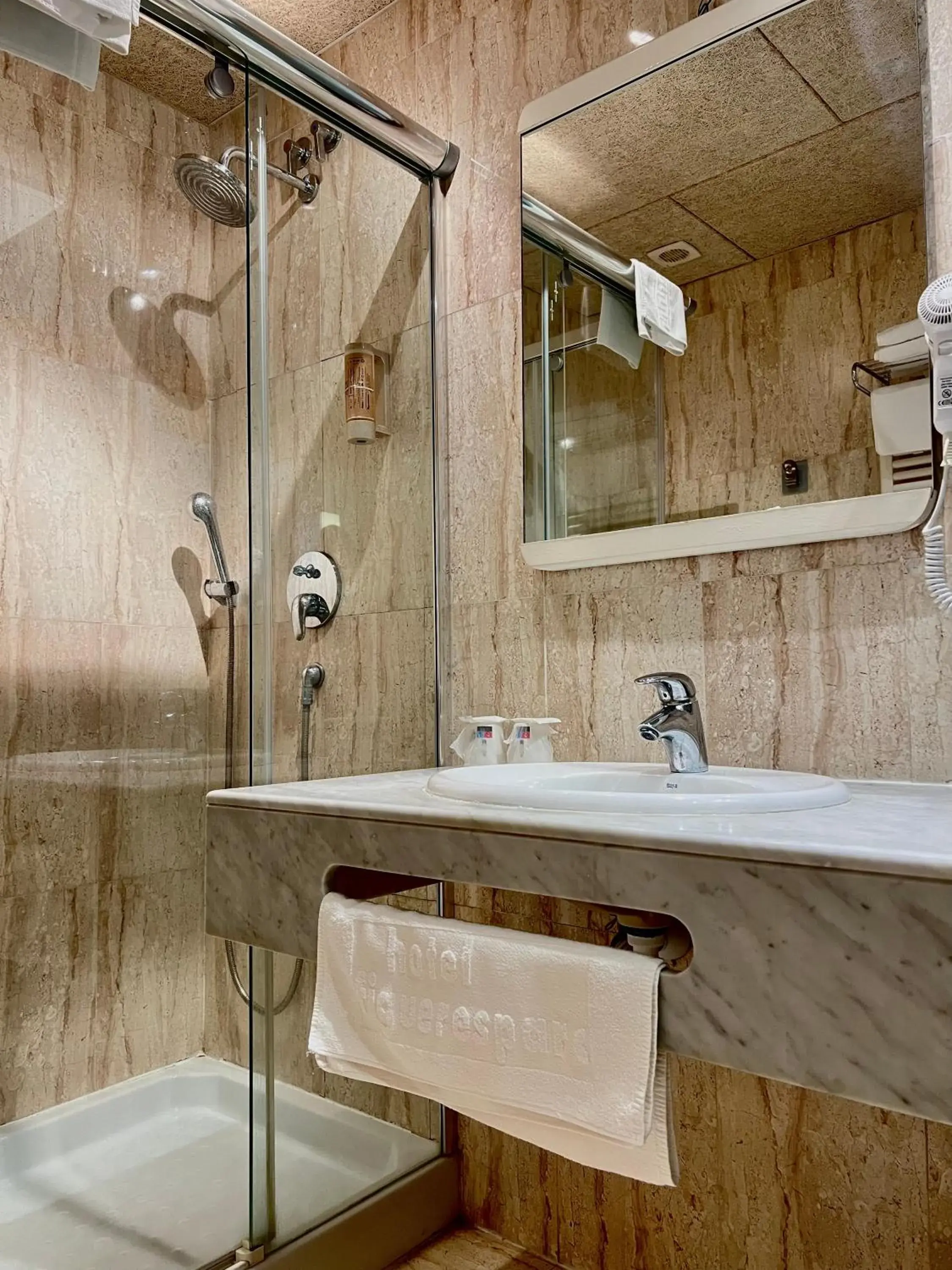 Twin Room with free parking included in Hotel & Restaurant Figueres Parc Twin Room with free parking included in Hotel & Restaurant Figueres Parc
