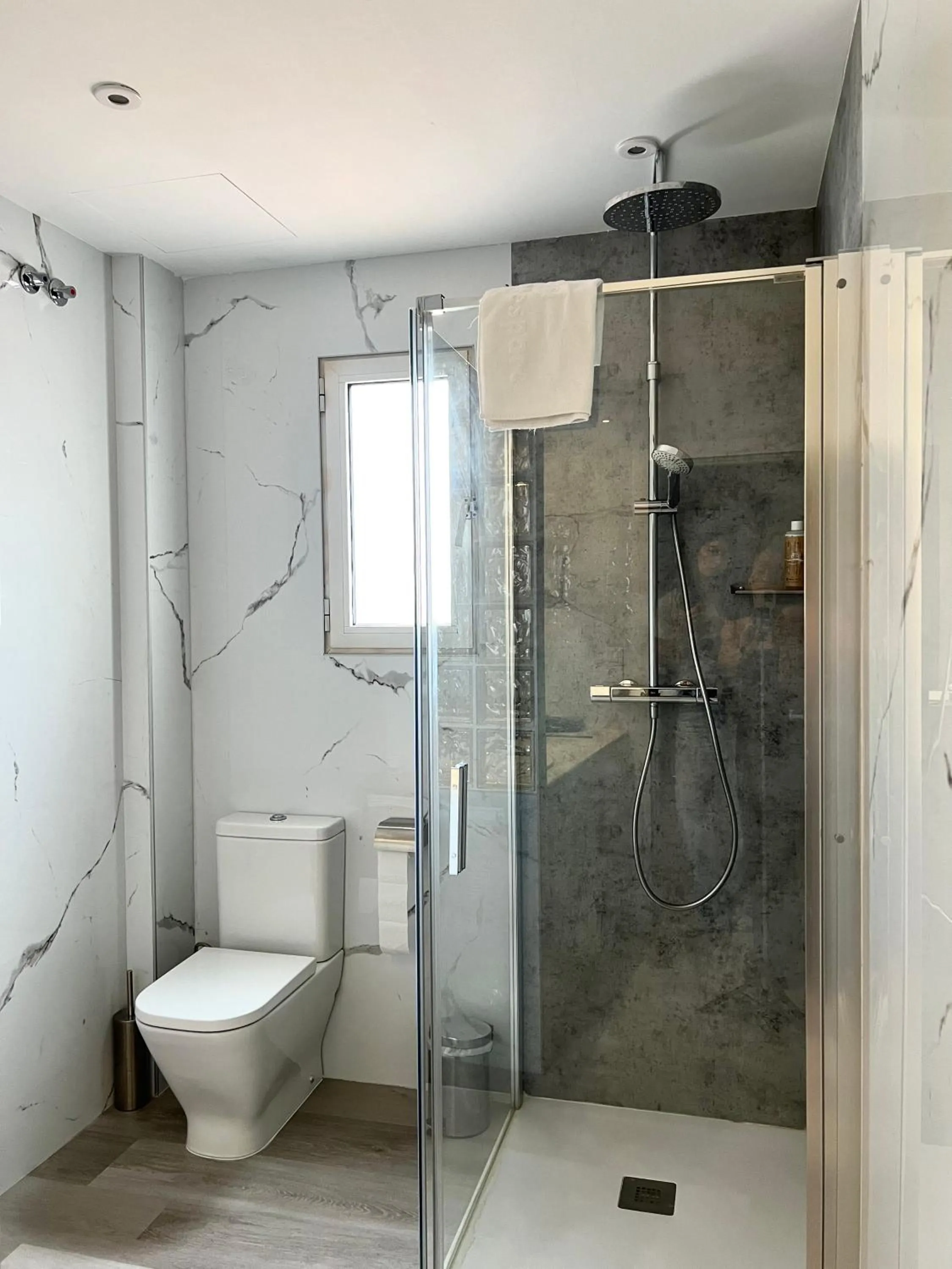 Shower in Hotel & Restaurant Figueres Parc