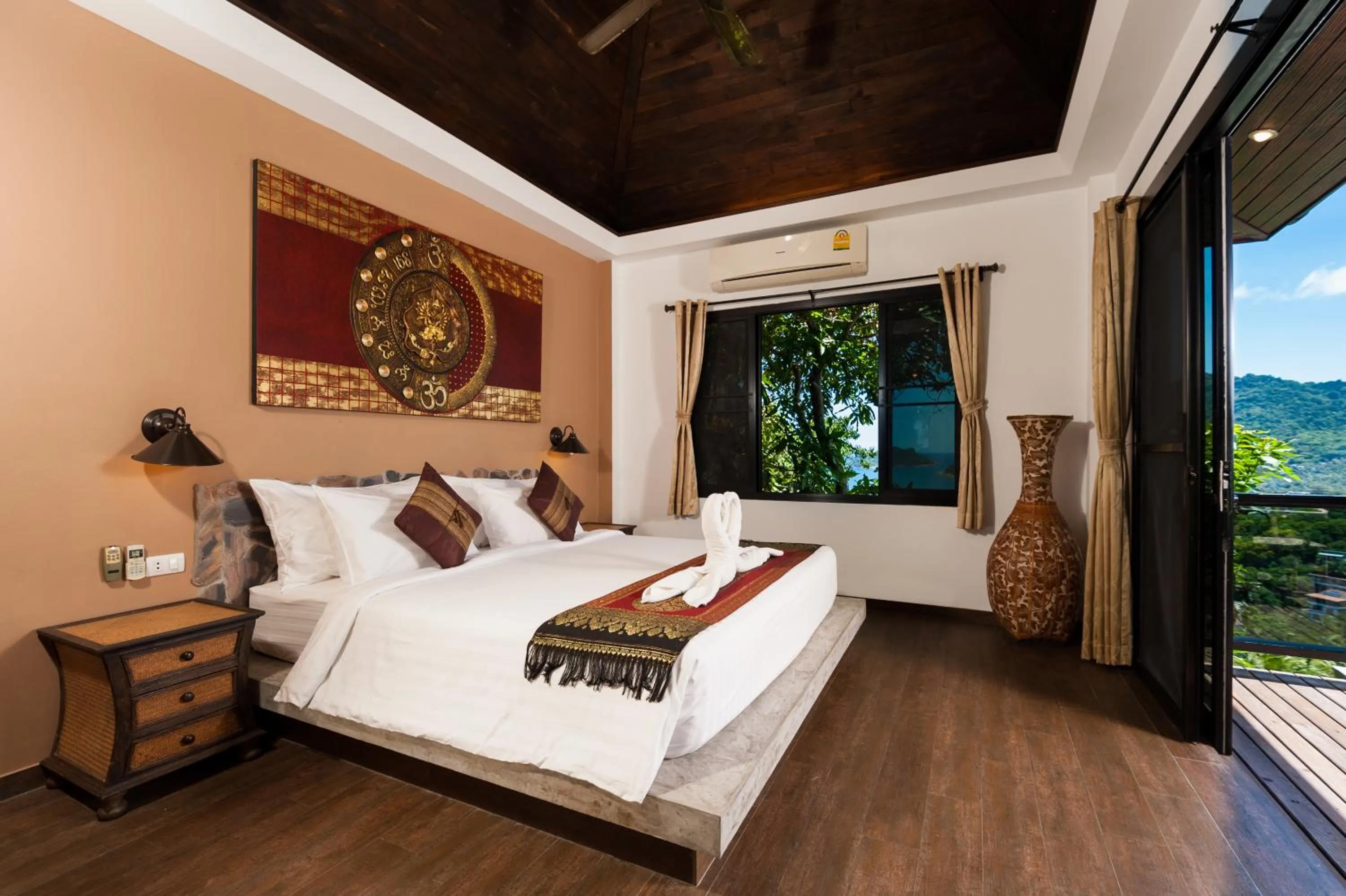 Bed in Koh Tao Heights Pool Villas