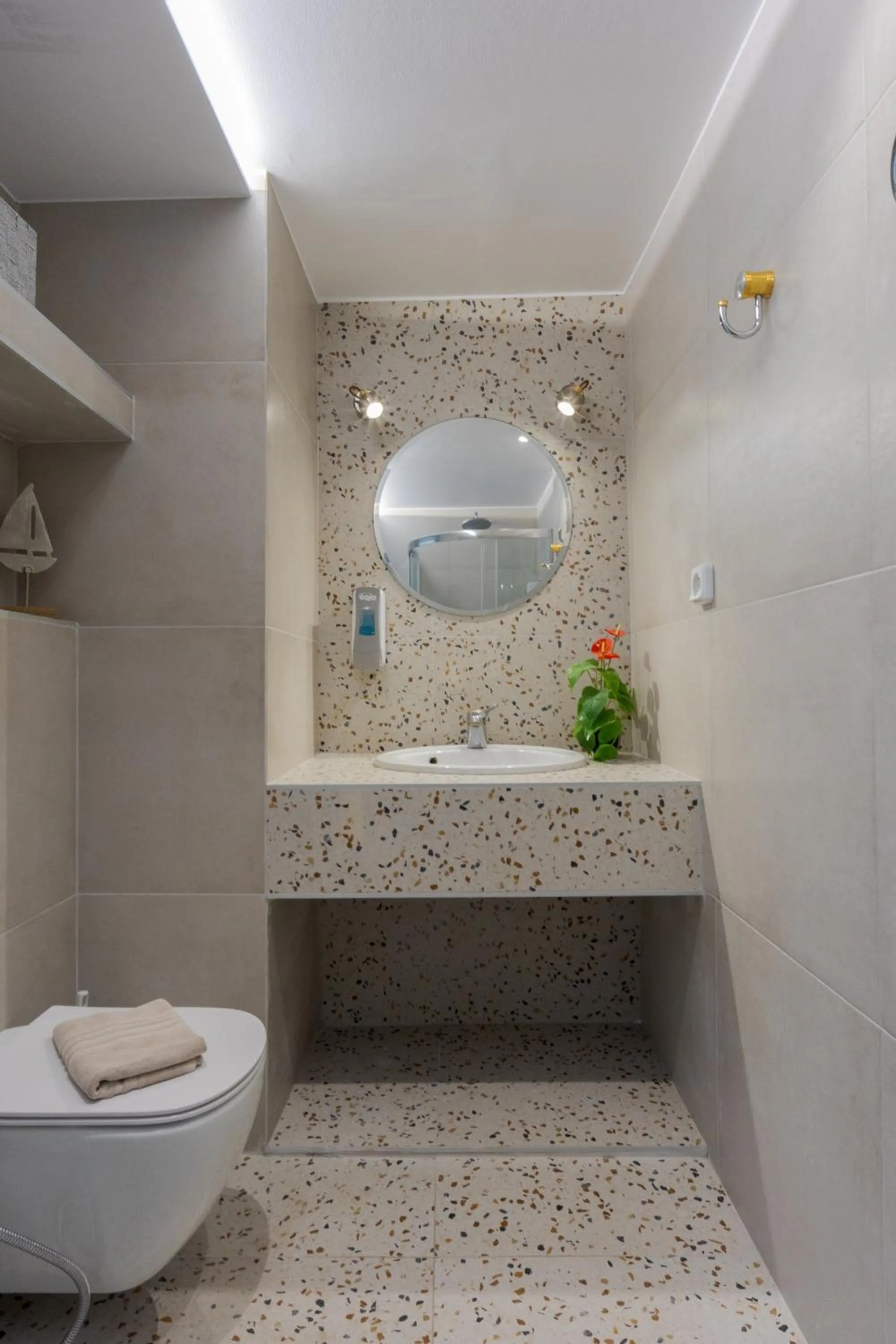 Toilet in Camelot Royal Beds by Estia