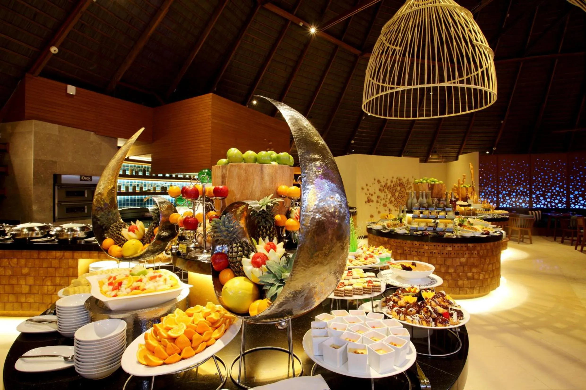Breakfast in Centara Ras Fushi Resort & Spa Maldives - 50 percent discount on transfers for min 4 nights stay and more, valid for reservations between 11th Feb till 22 Dec 2025