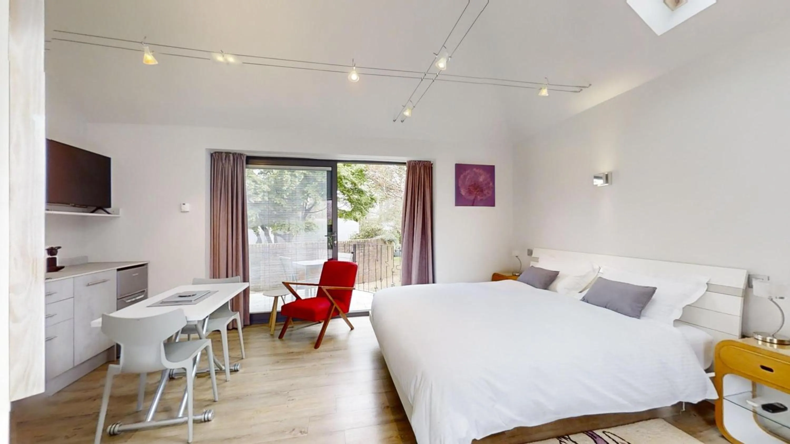 Patio, Bed in South Lodge