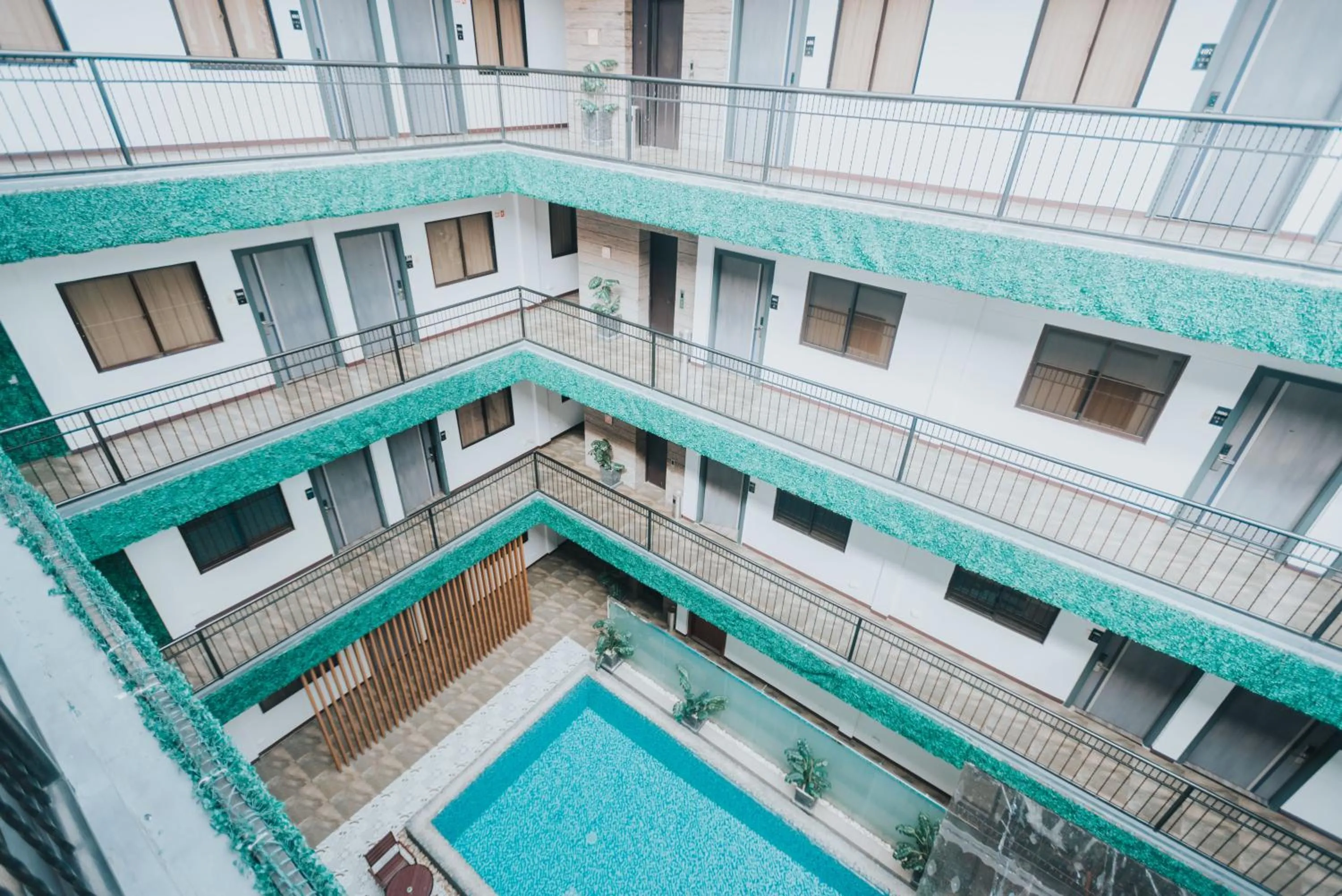 Swimming pool in SureStay Plus Hotel by Best Western AC LUXE Angeles City