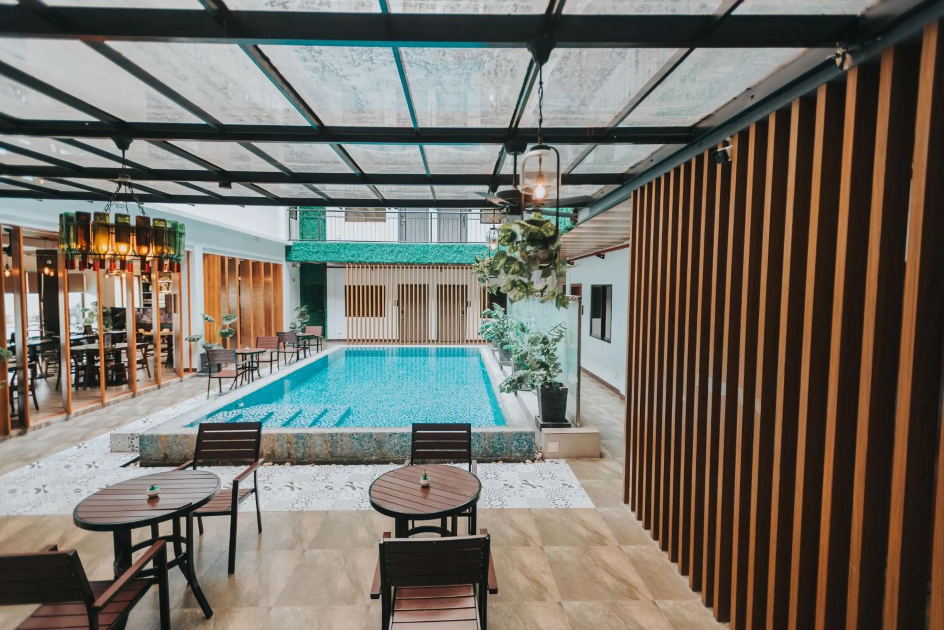 Swimming pool in SureStay Plus Hotel by Best Western AC LUXE Angeles City