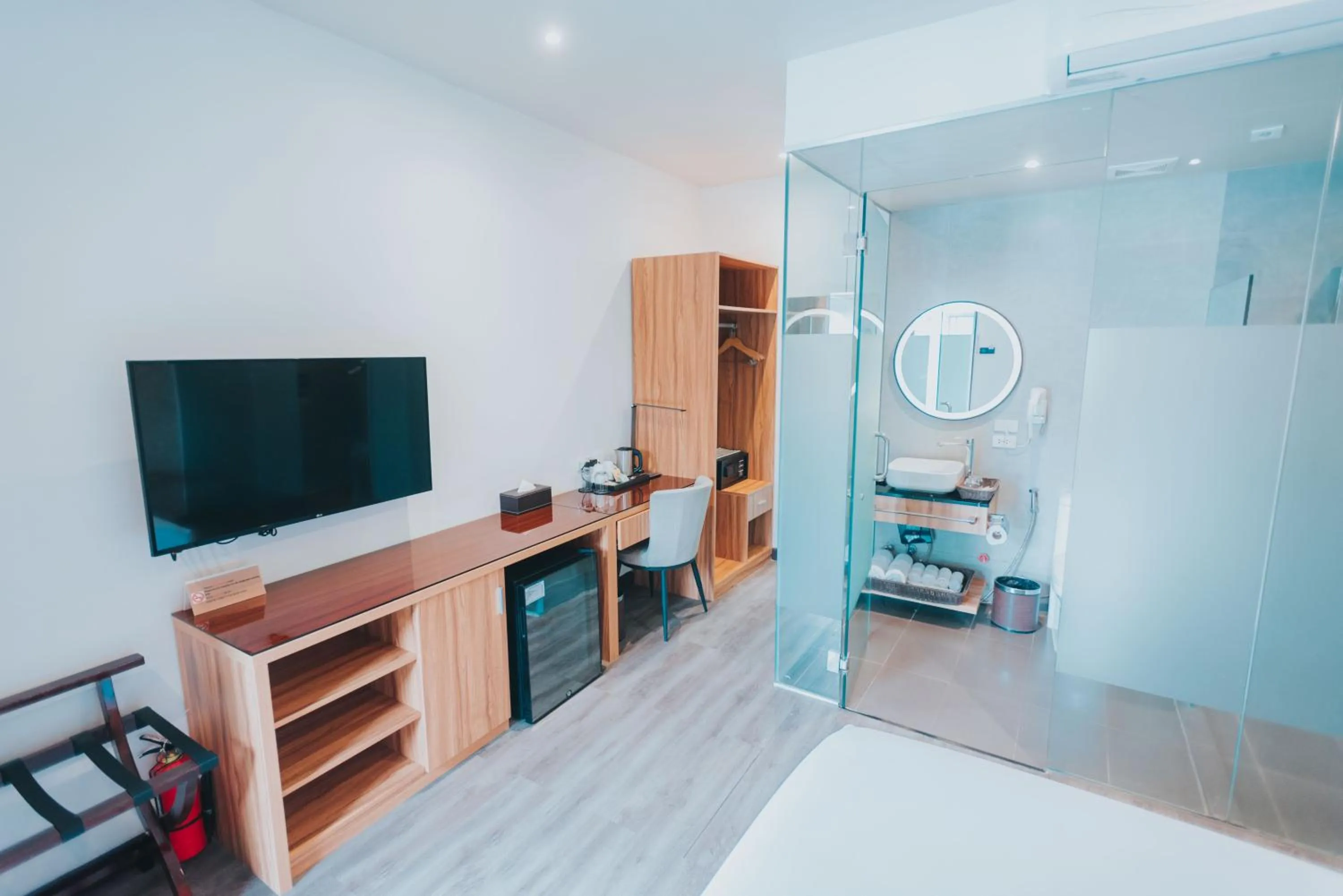 minibar, Bed in SureStay Plus Hotel by Best Western AC LUXE Angeles City