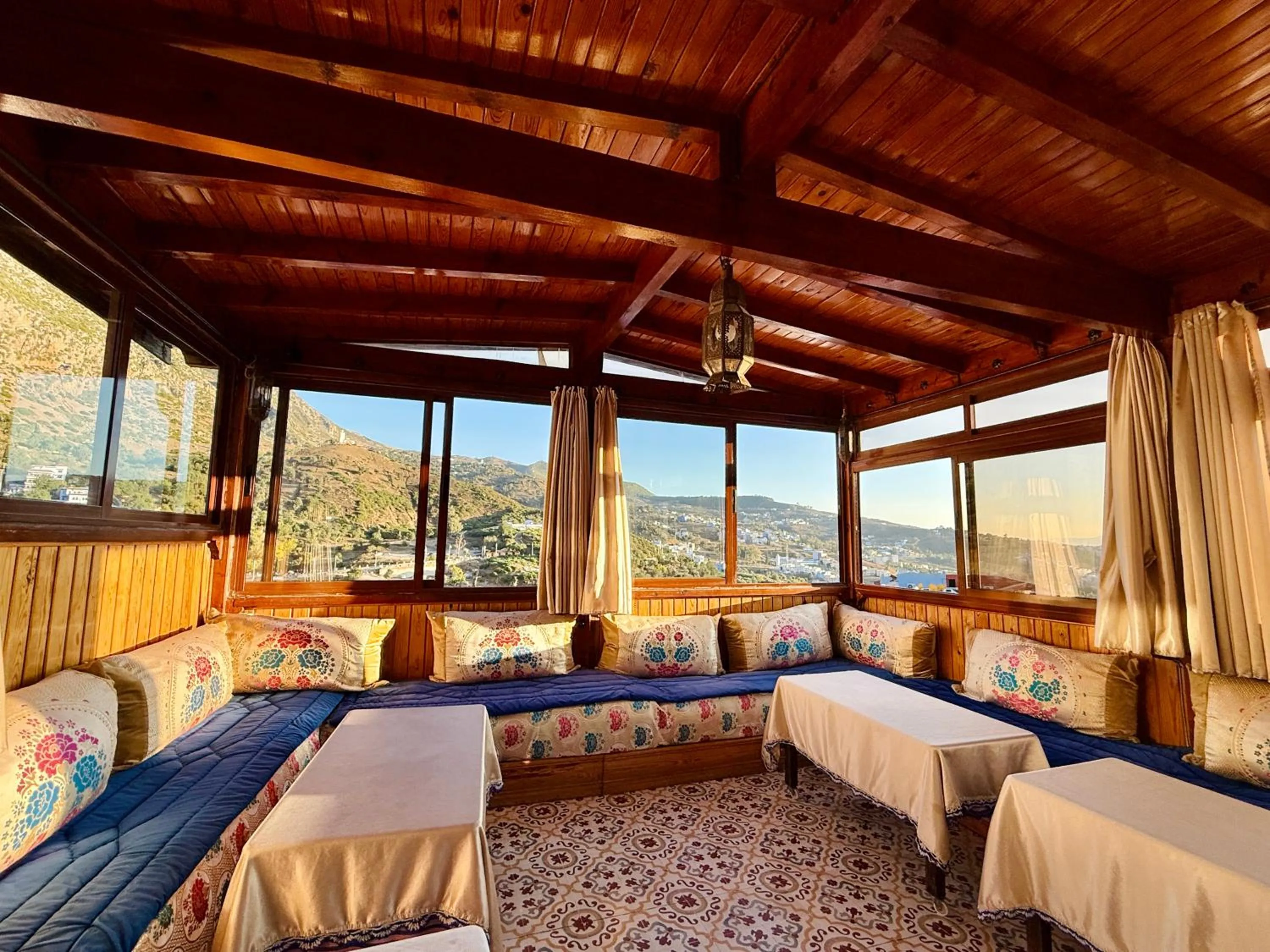 Balcony/Terrace, Bed in Hôtel Koutoubia