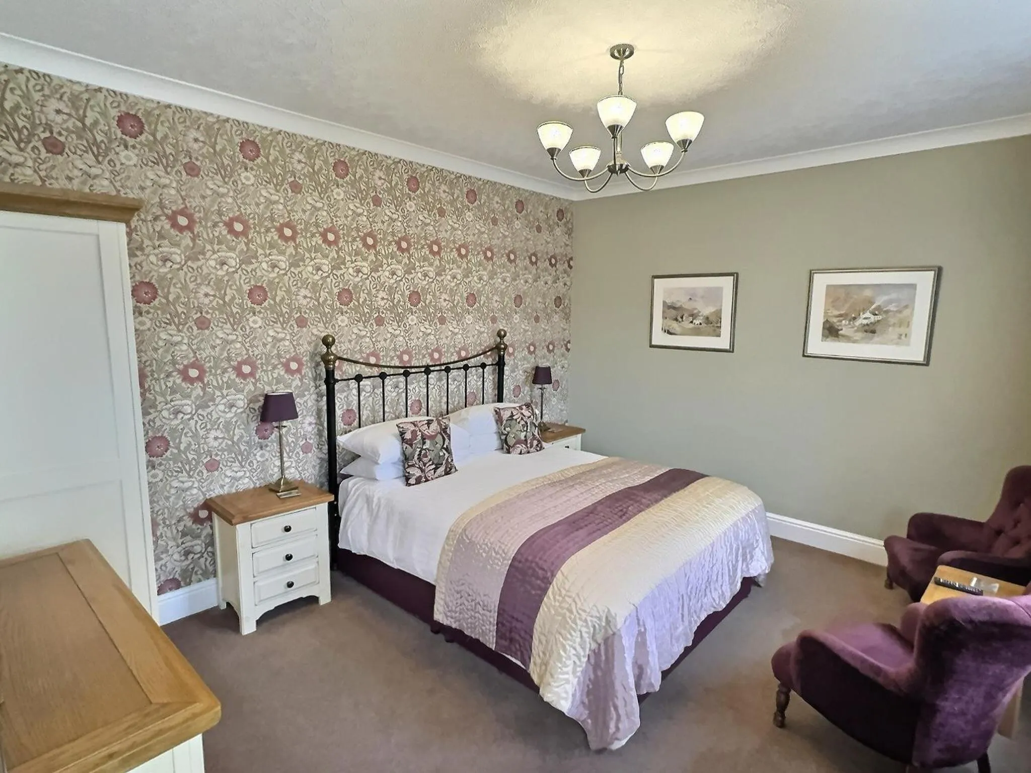 Bed in Three Shires Inn