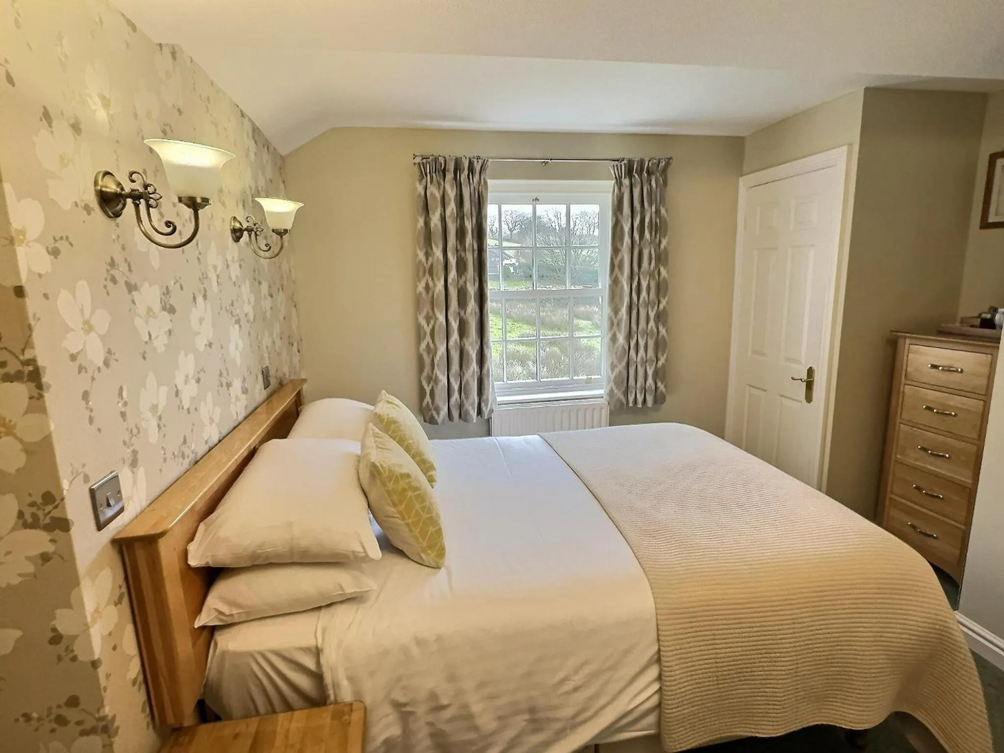 Bed in Three Shires Inn