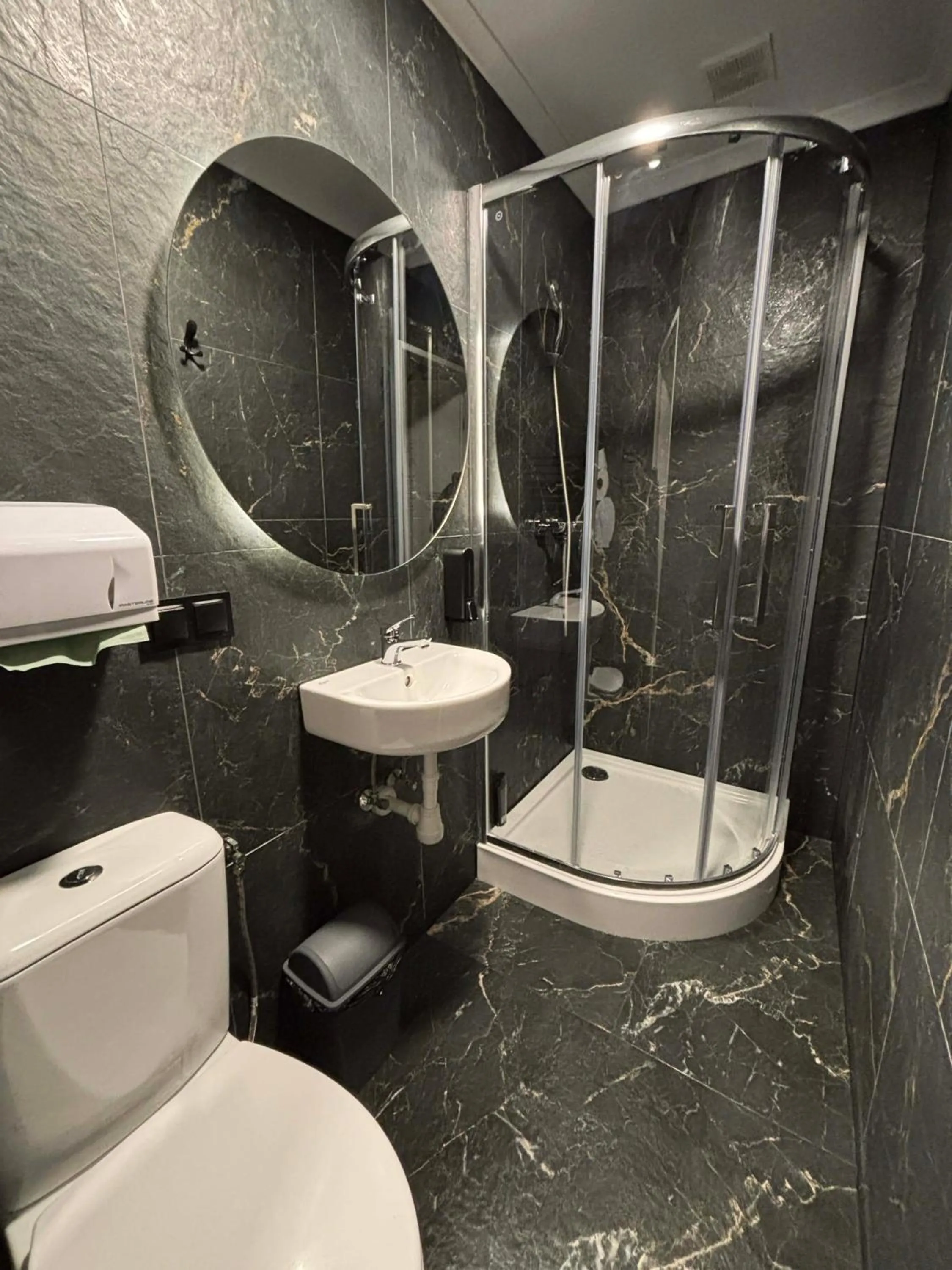 Shower in Greg&Tom Party Hostel