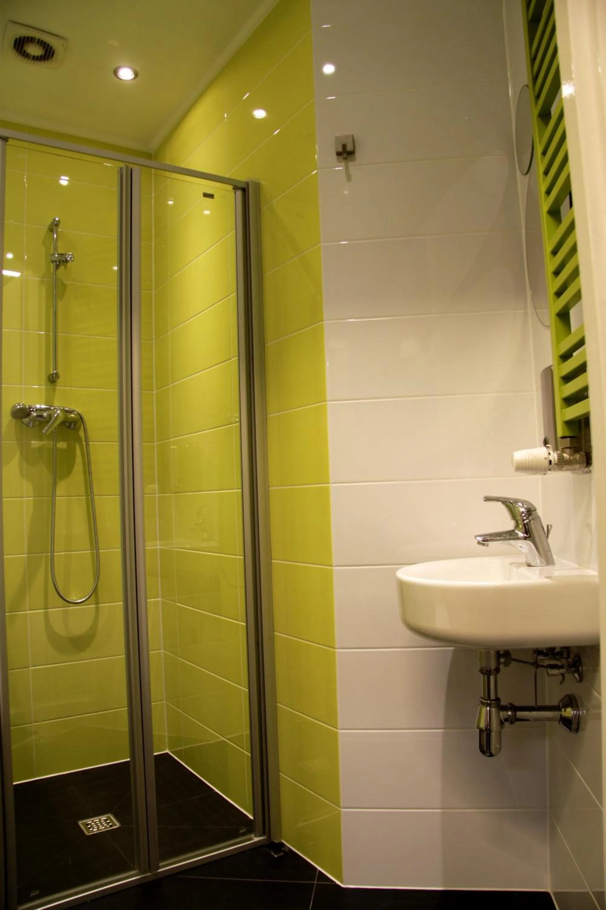 Shower in Greg&Tom Party Hostel