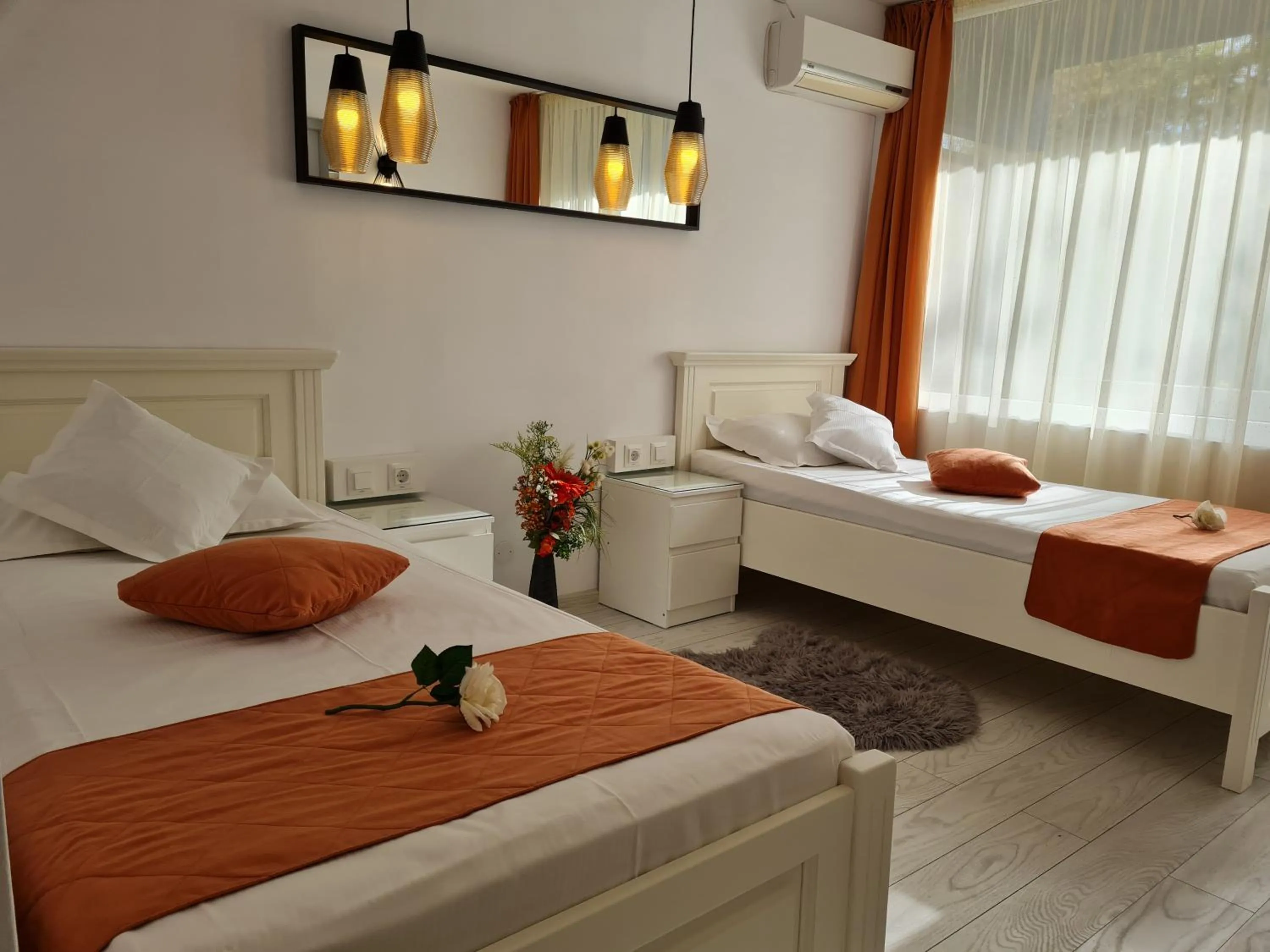 Pool view, Bed in Hotel Sunquest