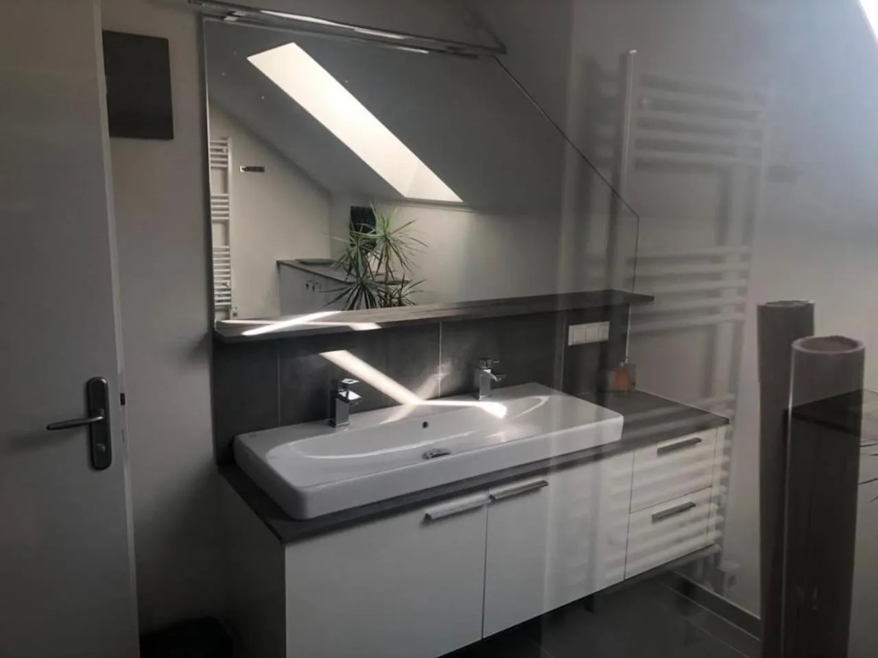 Superior-Apartment mit Pool und Seezugang