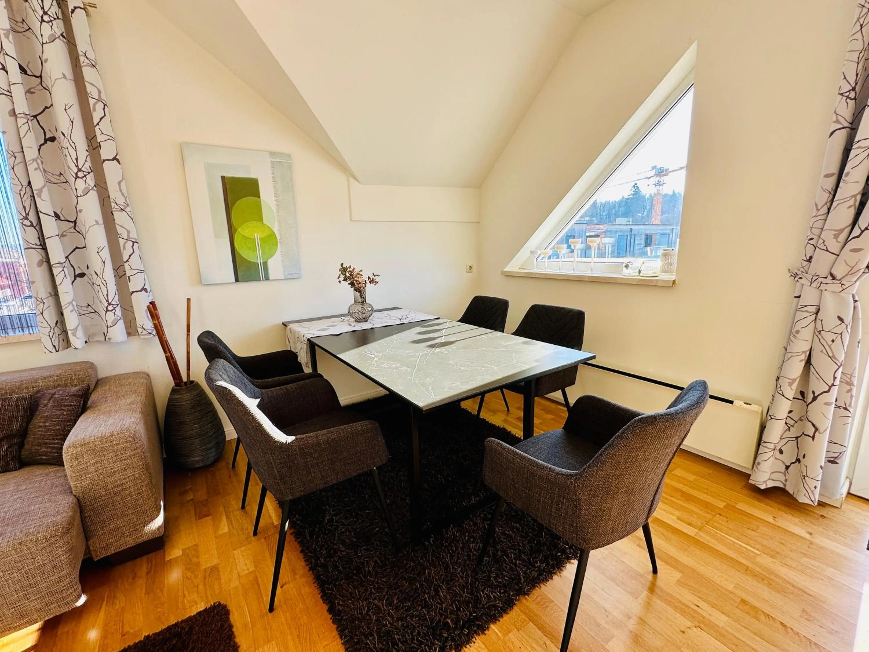Superior-Apartment mit Pool und Seezugang
