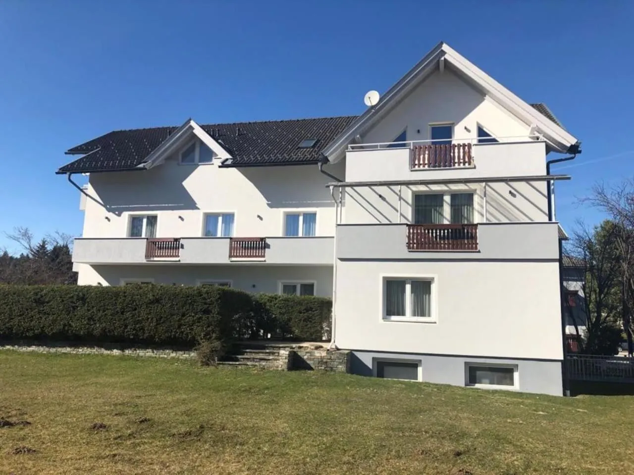 Superior-Apartment mit Pool und Seezugang