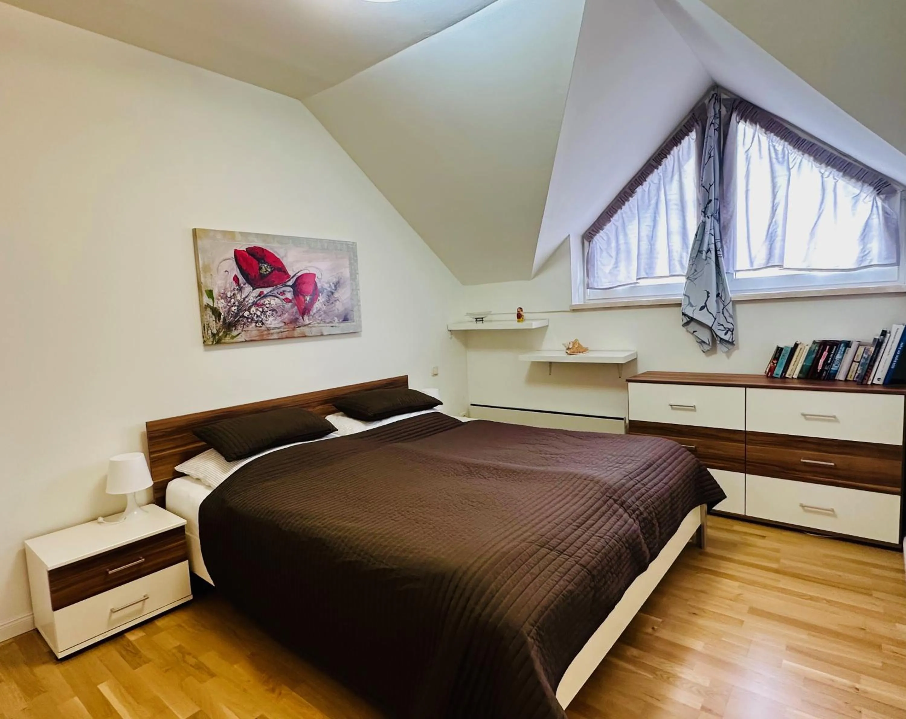 Bed in Superior-Apartment mit Pool und Seezugang