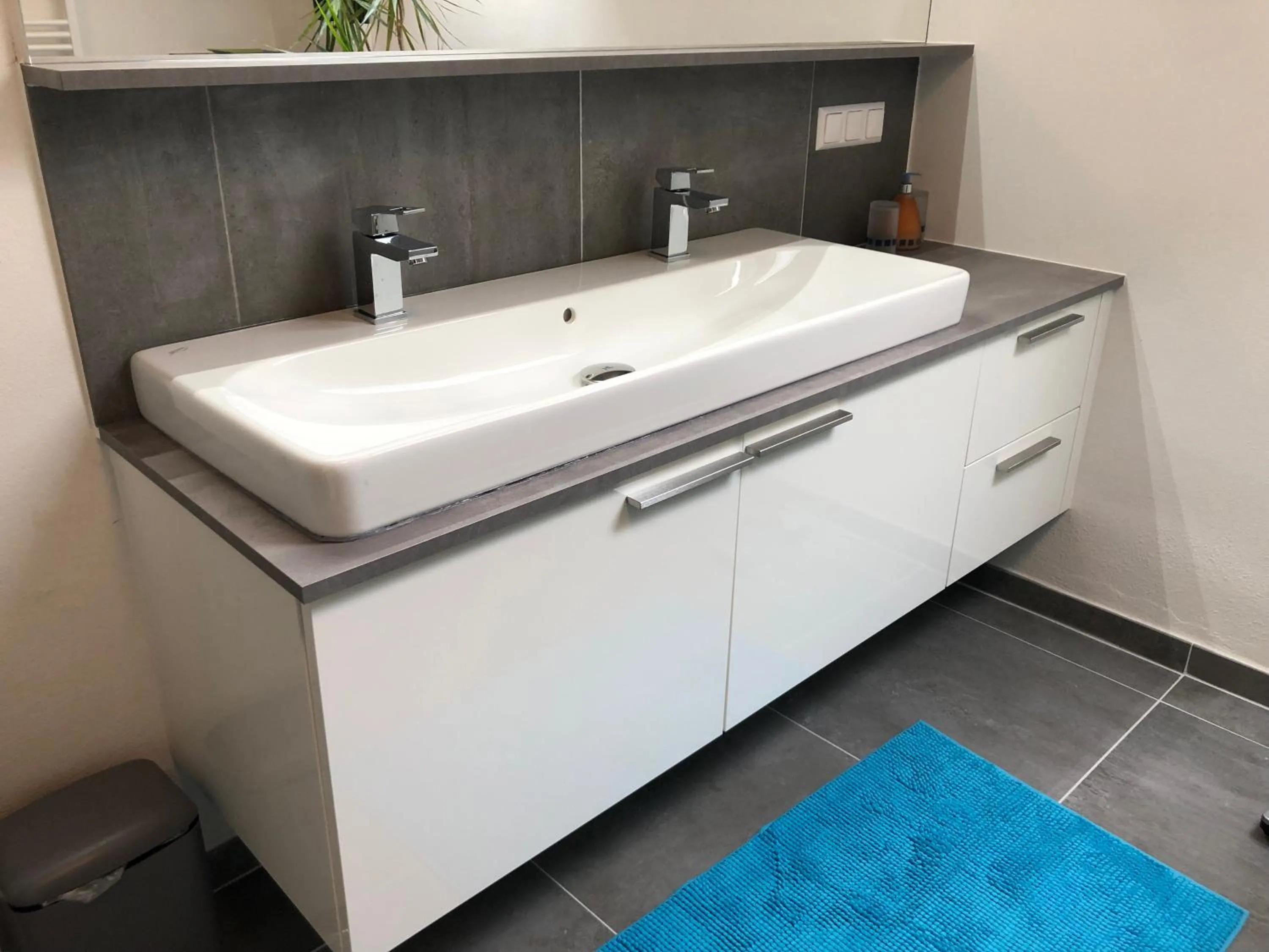 Superior-Apartment mit Pool und Seezugang
