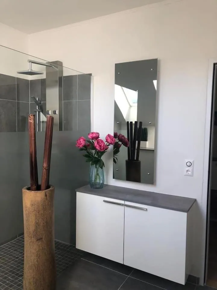 Superior-Apartment mit Pool und Seezugang