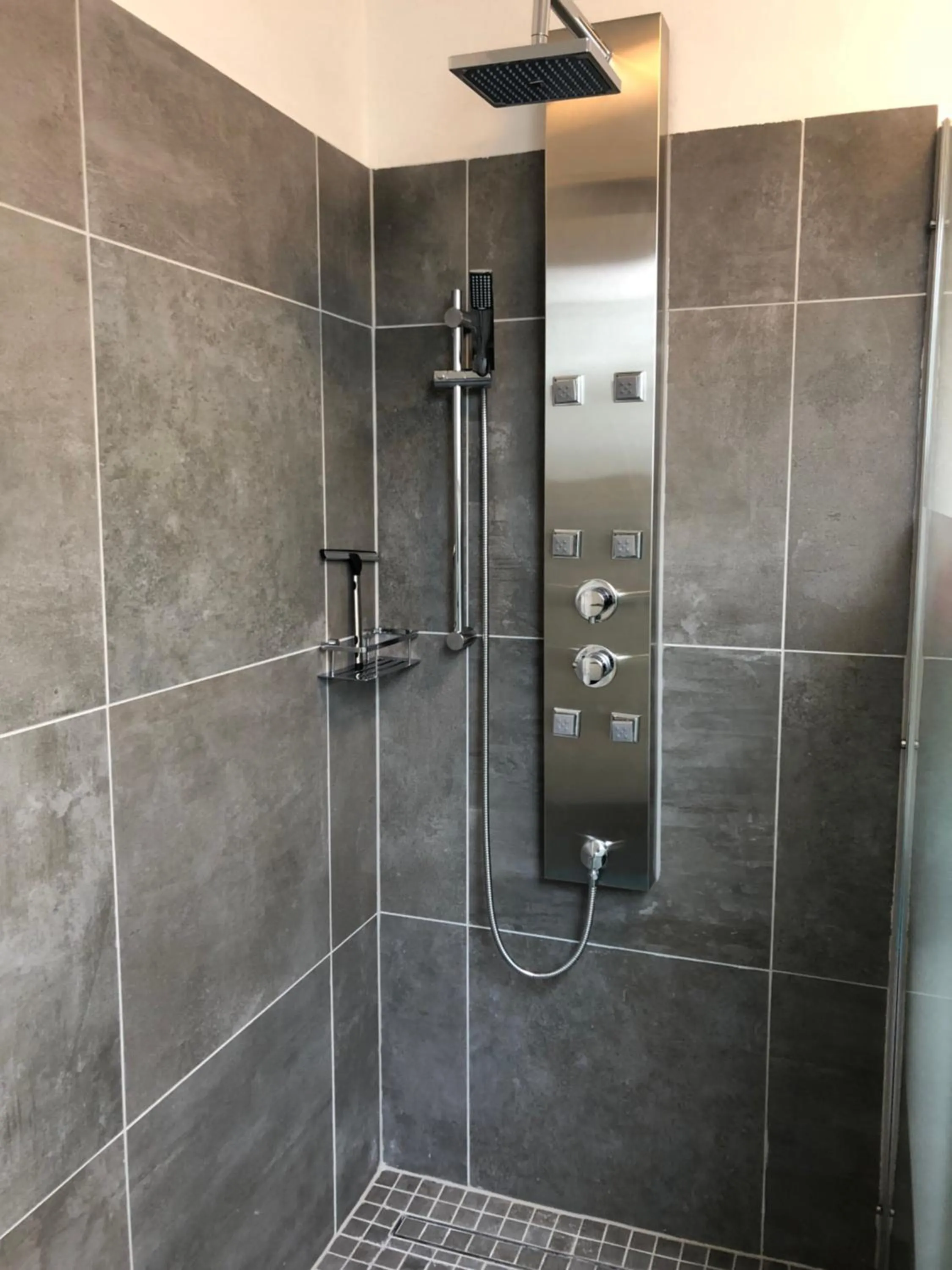 Superior-Apartment mit Pool und Seezugang