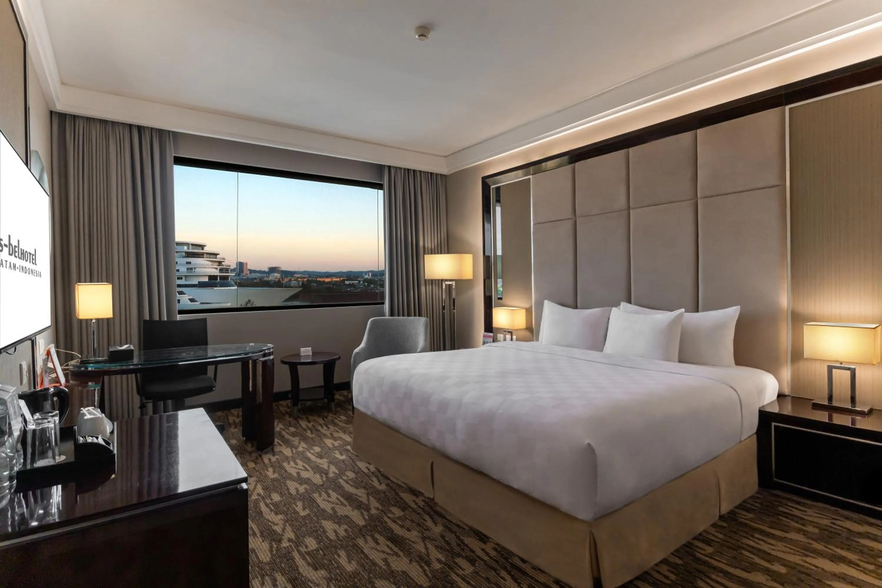 View (from property/room), Bed in Swiss-Belhotel Harbour Bay